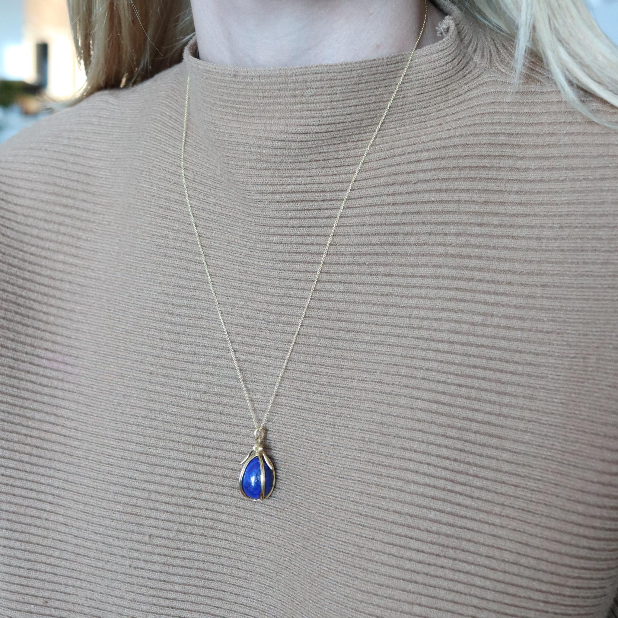 Tiffany Co. 1976 Schlumberger Egg Necklace Chain in 18kt Gold with Lapis Lazuli In Excellent Condition In Miami, FL