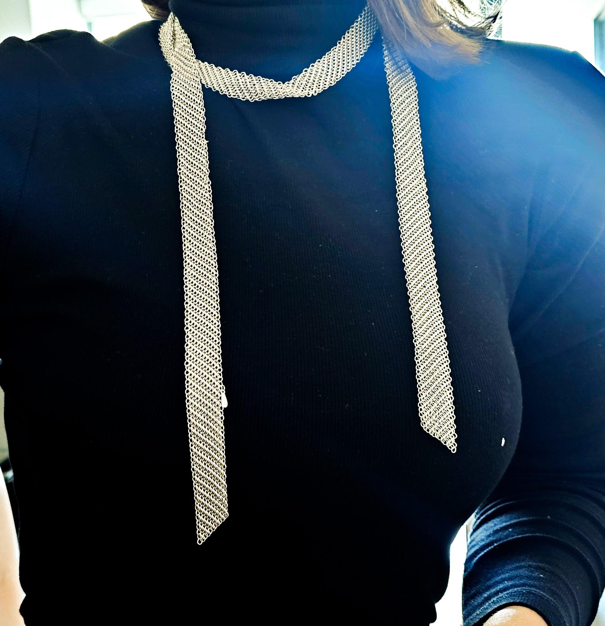 Collana a maglia drappeggiata disegnata da Elsa Peretti (1940-2019) per Tiffany & Co.

Questa collana a foulard a maglie lunghe, molto sportiva, è uno dei modelli più iconici creati da Elsa Peretti per Tiffany & Co. alla fine degli anni '70. Questo