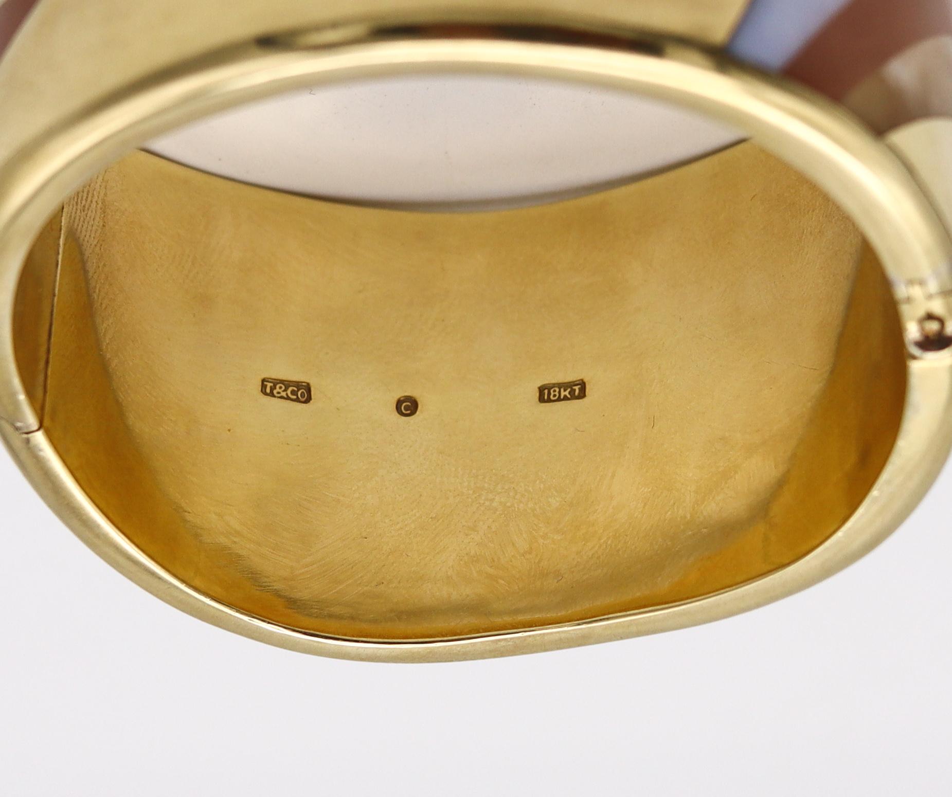 Tiffany & Co 1977 Angela Cummings Abstracts Bangle 18kt Gold with Inlaid Agates In Excellent Condition For Sale In Miami, FL