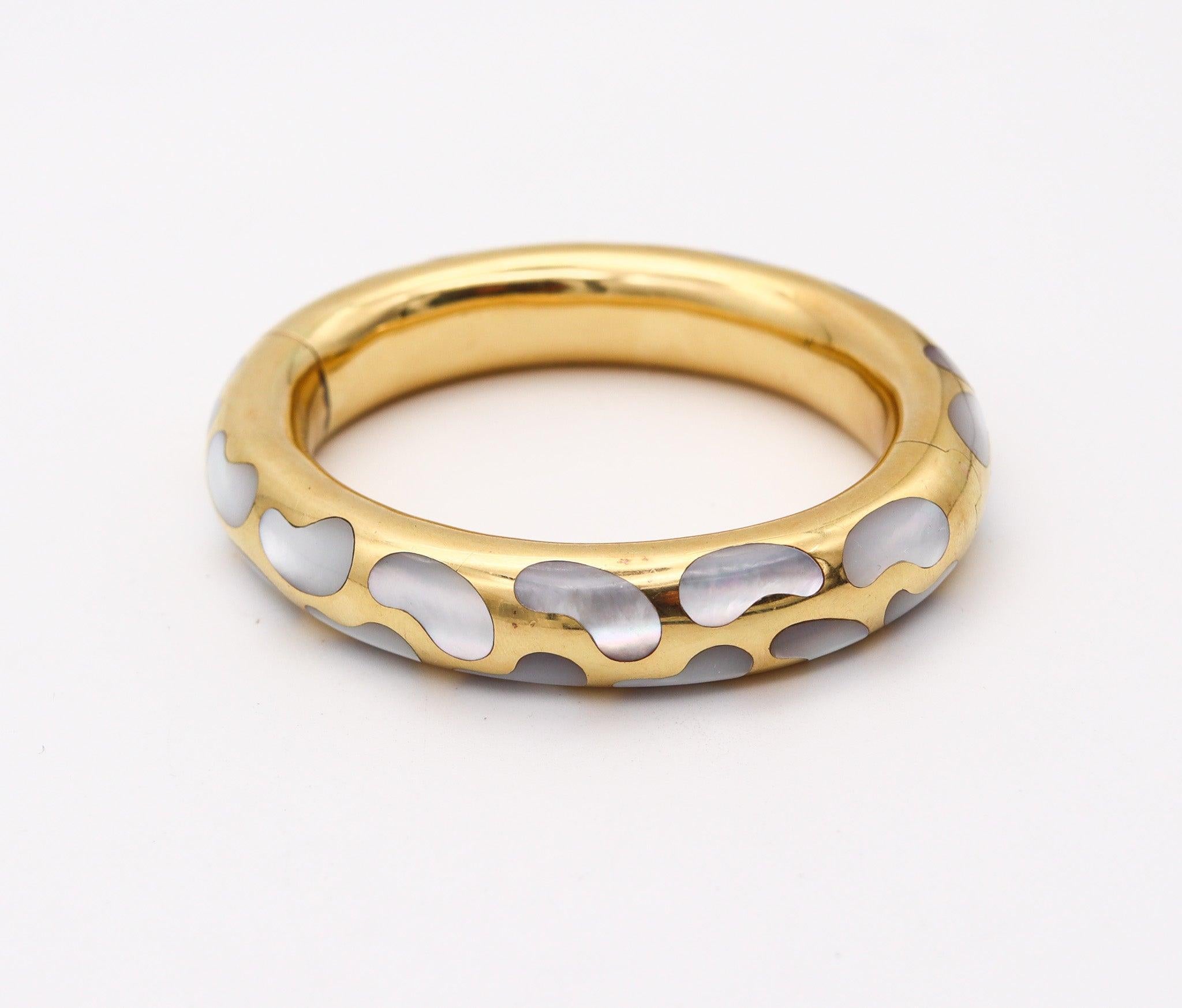 TIFFANY & CO. 1977 Angela Cummings Allure Bracelet 18 Kt Gold With White Nacre In Excellent Condition In Miami, FL
