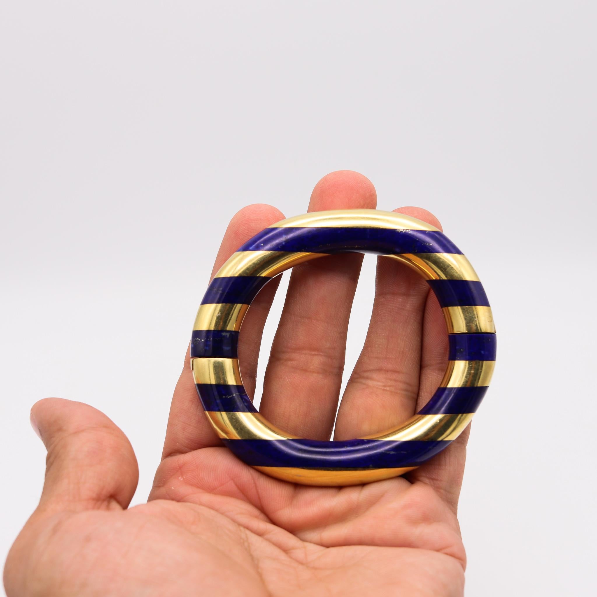 Tiffany & Co. 1977 Angela Cummings Geometric Bangle 18kt Gold and Lapis Lazuli In Excellent Condition For Sale In Miami, FL