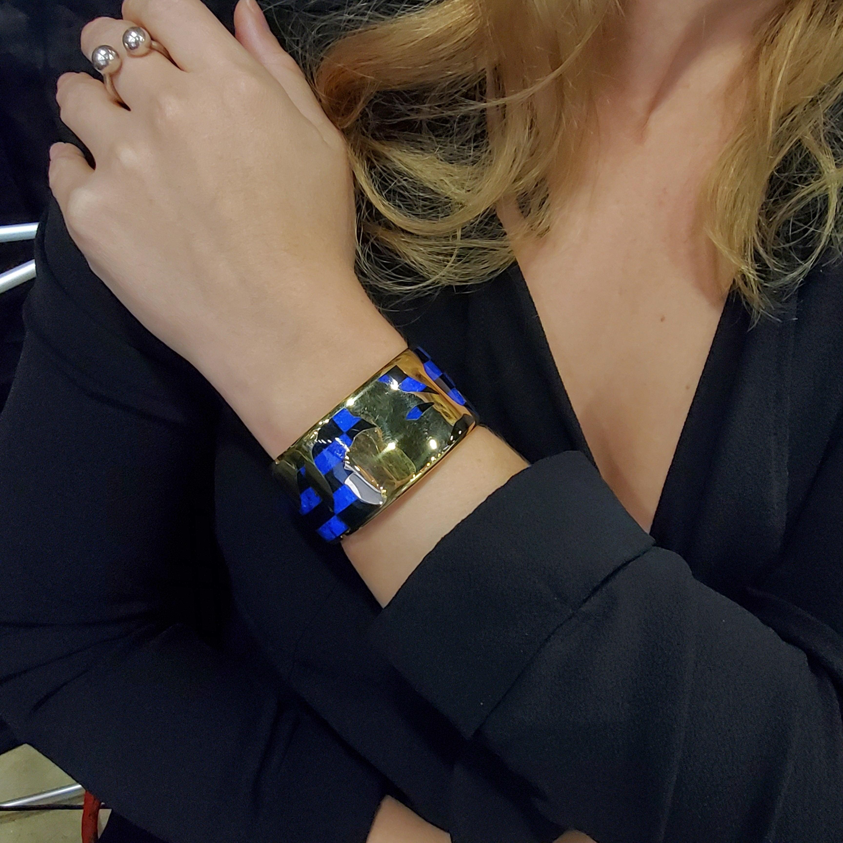 Bracciale Bangle disegnato da Angela Cummings per Tiffany & Co.

Bellissimo pezzo geometrico, creato a New York dall'iconica Angela Cummings per i Tiffany Studios, nel 1978. Questo braccialetto colorato è molto raro ed è stato accuratamente