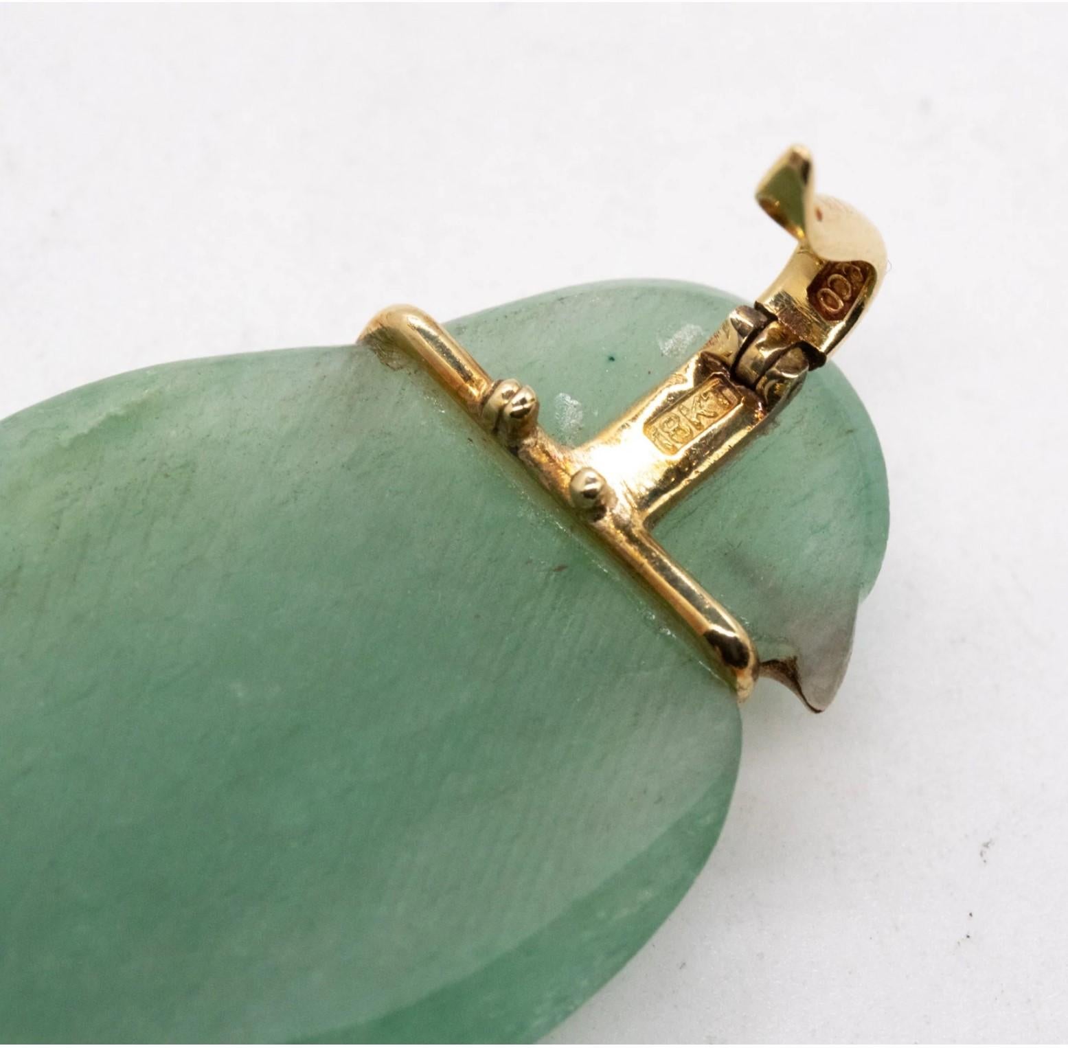 Tiffany & Co. 1977 Angela Cummings Jade Pigeon Bird Pendant in 18Kt Yellow Gold In Excellent Condition In Miami, FL