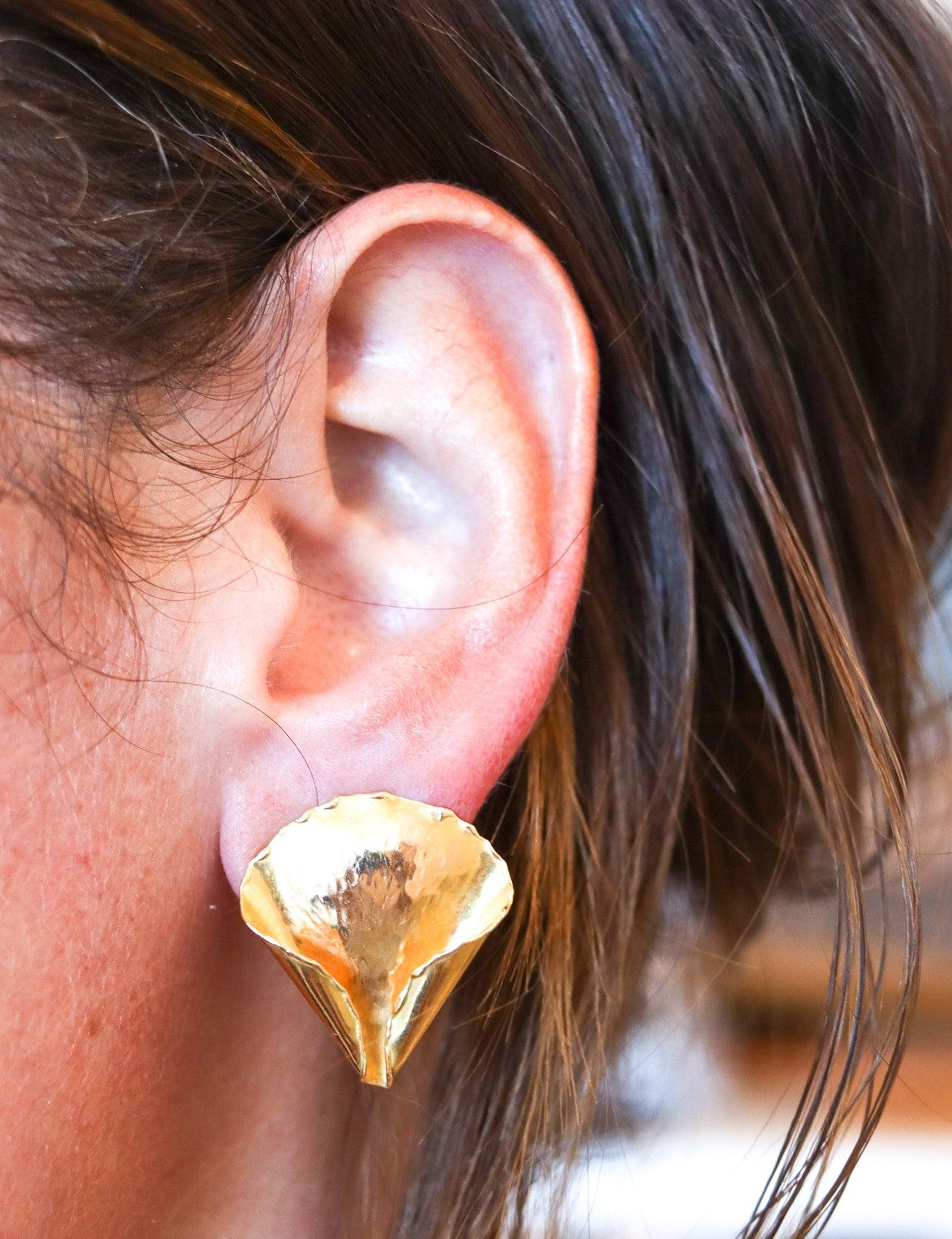 Orecchini Petals disegnati da Angela Cummings per Tiffany & Co.

Questi sono gli iconici orecchini a clip con petali creati da Angela Cummings per Tiffany & Co. nel 1977. I bellissimi orecchini sono stati realizzati con cura in oro giallo massiccio