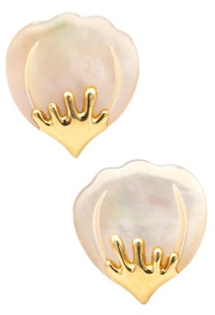 TIFFANY & CO. 1977 Angela Cummings „Petals“-Ohrringe aus 18-karätigem Gold und geschnitztem Perlmutt