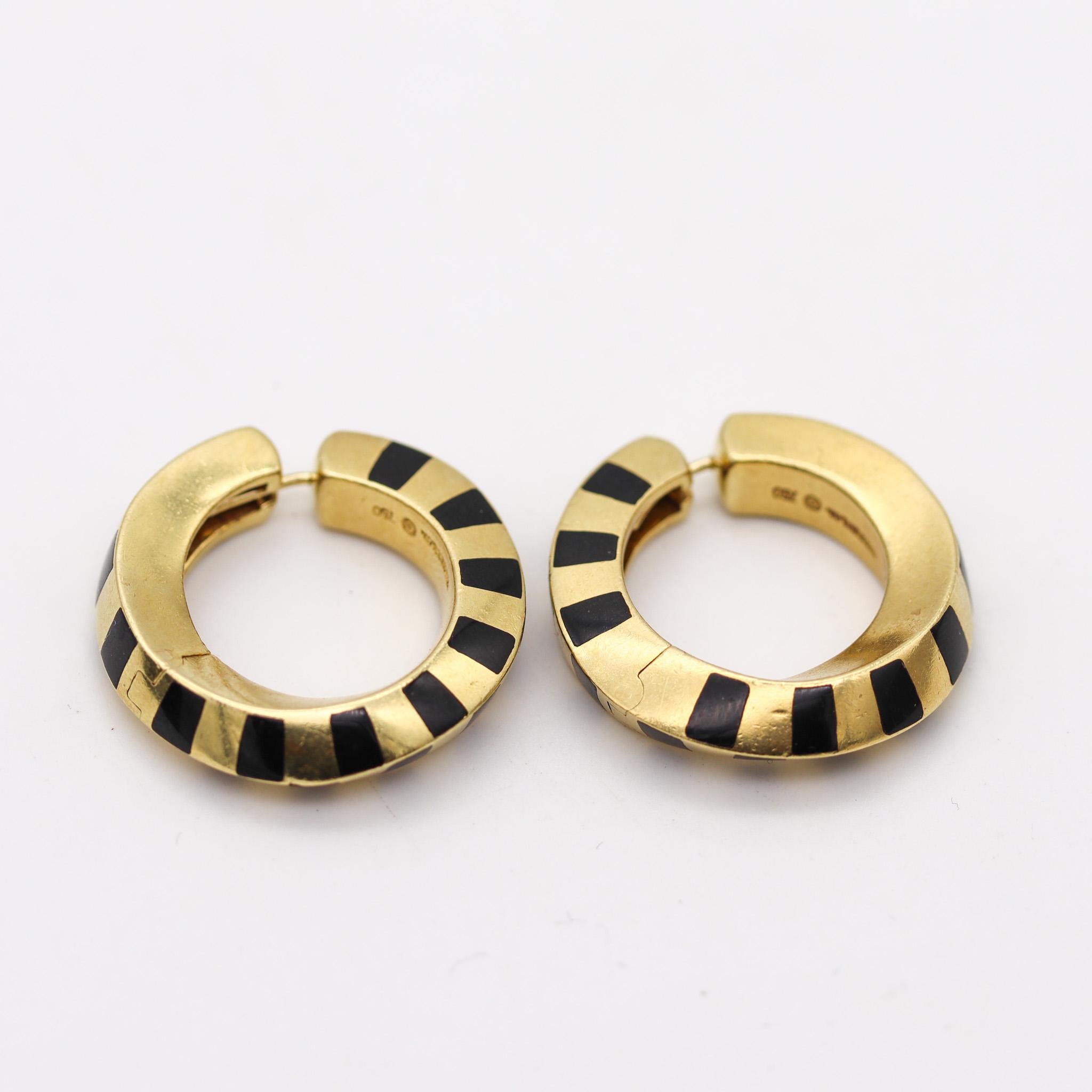 Hoops earrings designed by Angela Cummings for Tiffany & Co.

Very rare sculptural hoops earrings, created in New York city by Angela Cummings for the Tiffany Studios, back in the 1977. This innovative pair is one of the very early wearable