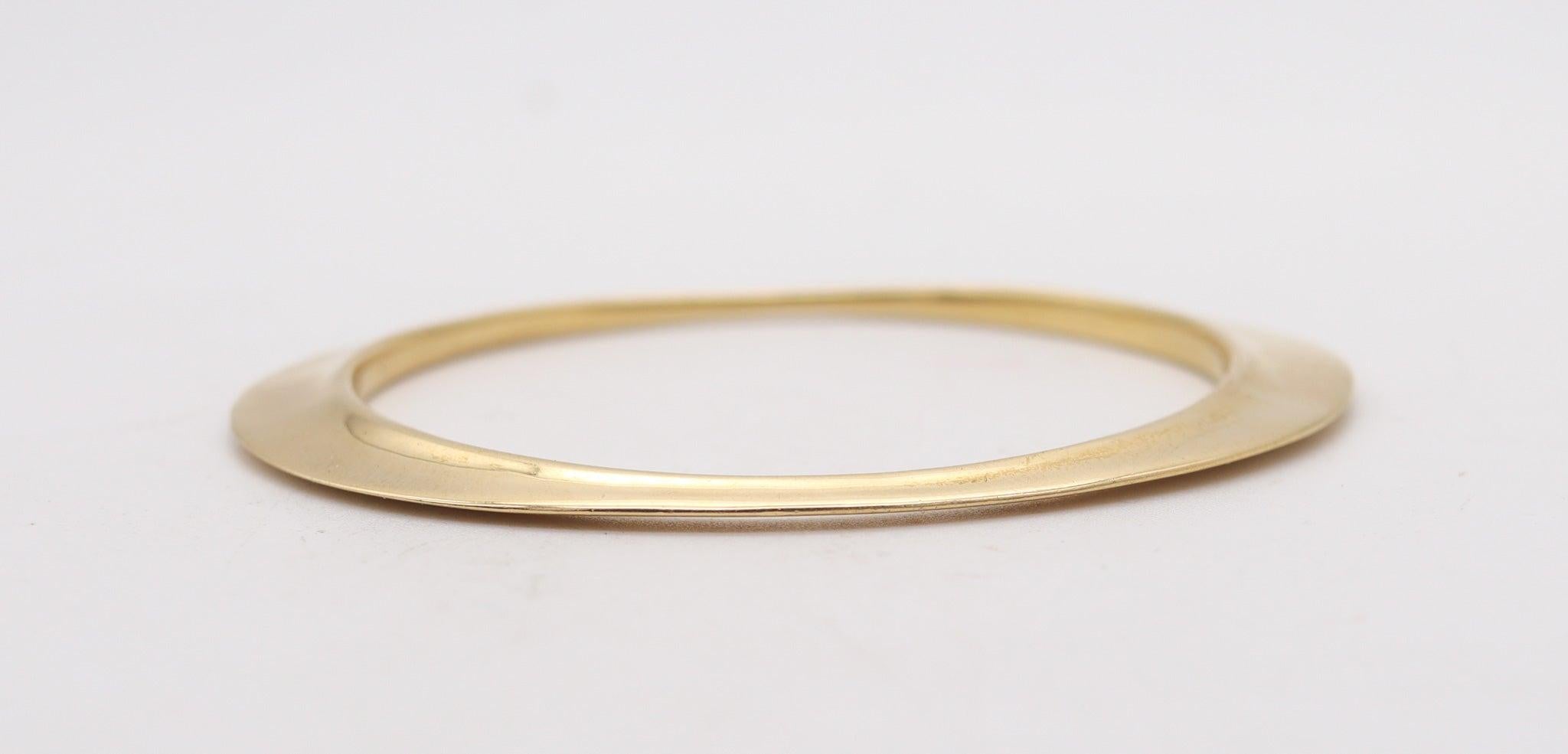 Brazalete diseñado por Elsa Peretti (1940-2021) para Tiffany & Co.

Se trata de una pulsera magnífica y muy poco común creada en Nueva York por Elsa Peretti para Tiffany & Co. en 1977. El brazalete de forma libre se llama Platillo Volador y está