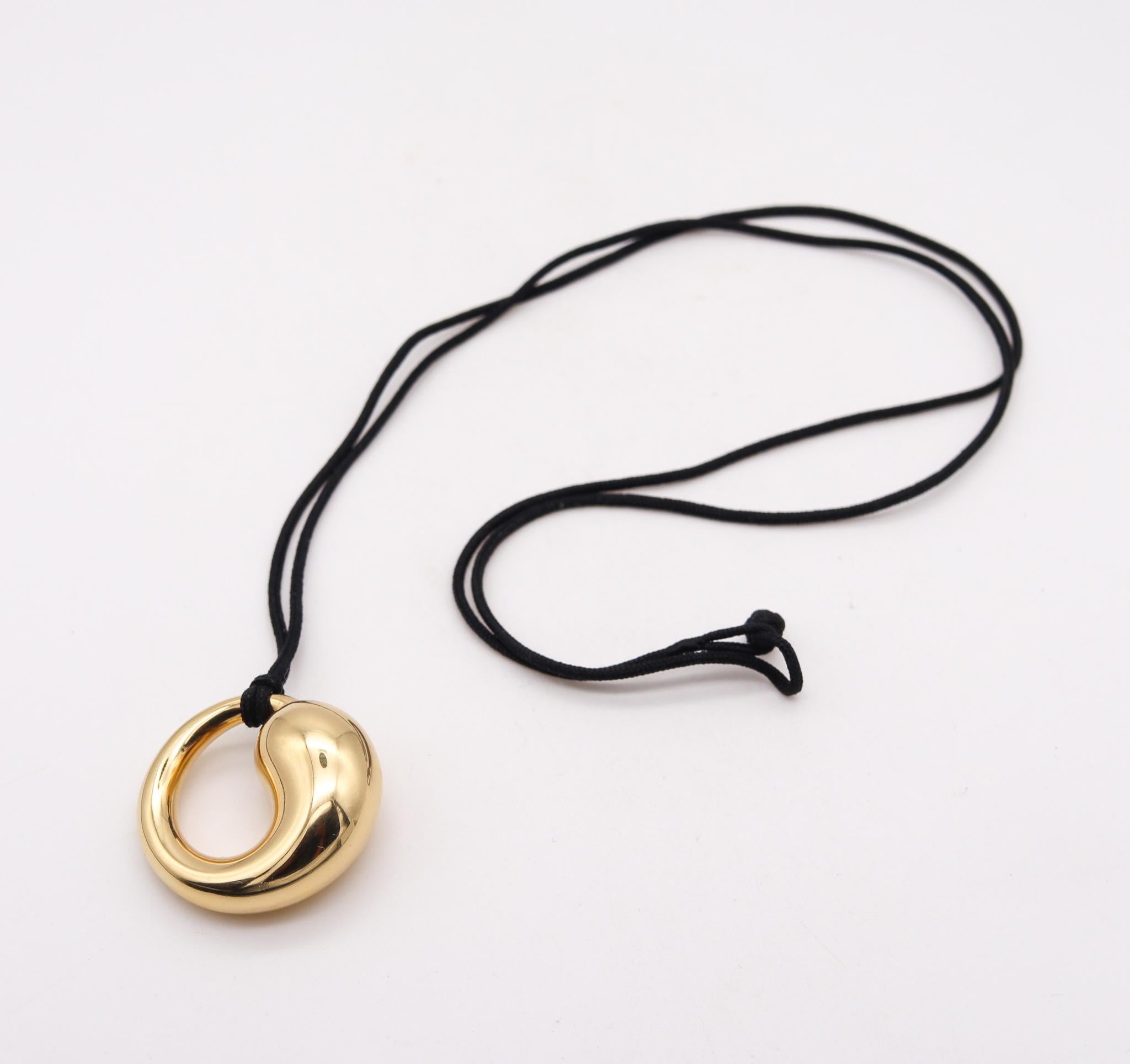 Eternal circle necklace designed by Elsa Peretti (1940-2019) for Tiffany & Co.

The iconic Eternal Circle is one of the most recognizable Peretti's designs of the late 1970's. This extra large pendant necklace has been crafted at the Tiffany Studios