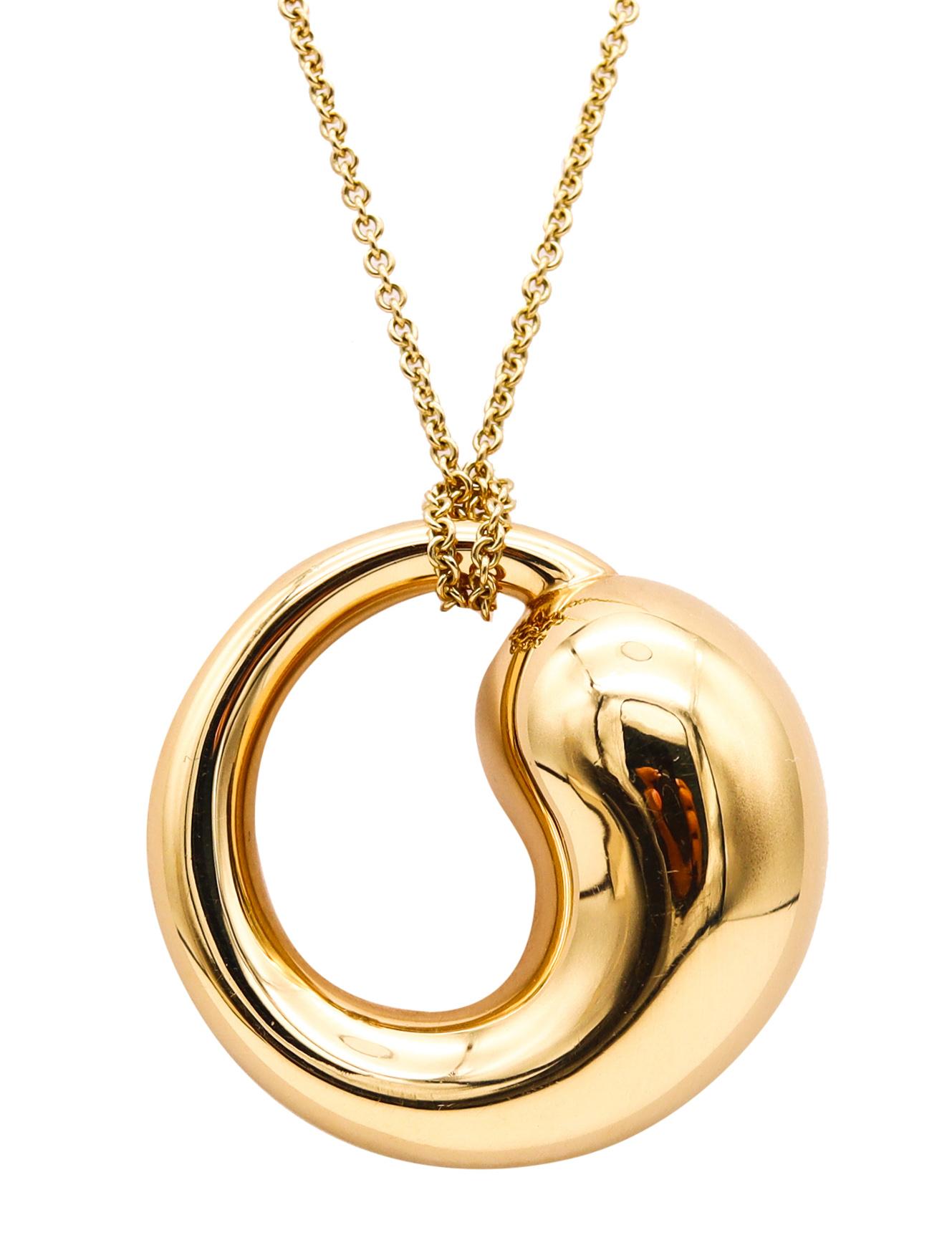 Tiffany & Co. 1977 Elsa Peretti Big Eternal Circle Necklace in 18Kt Yellow Gold In Excellent Condition In Miami, FL