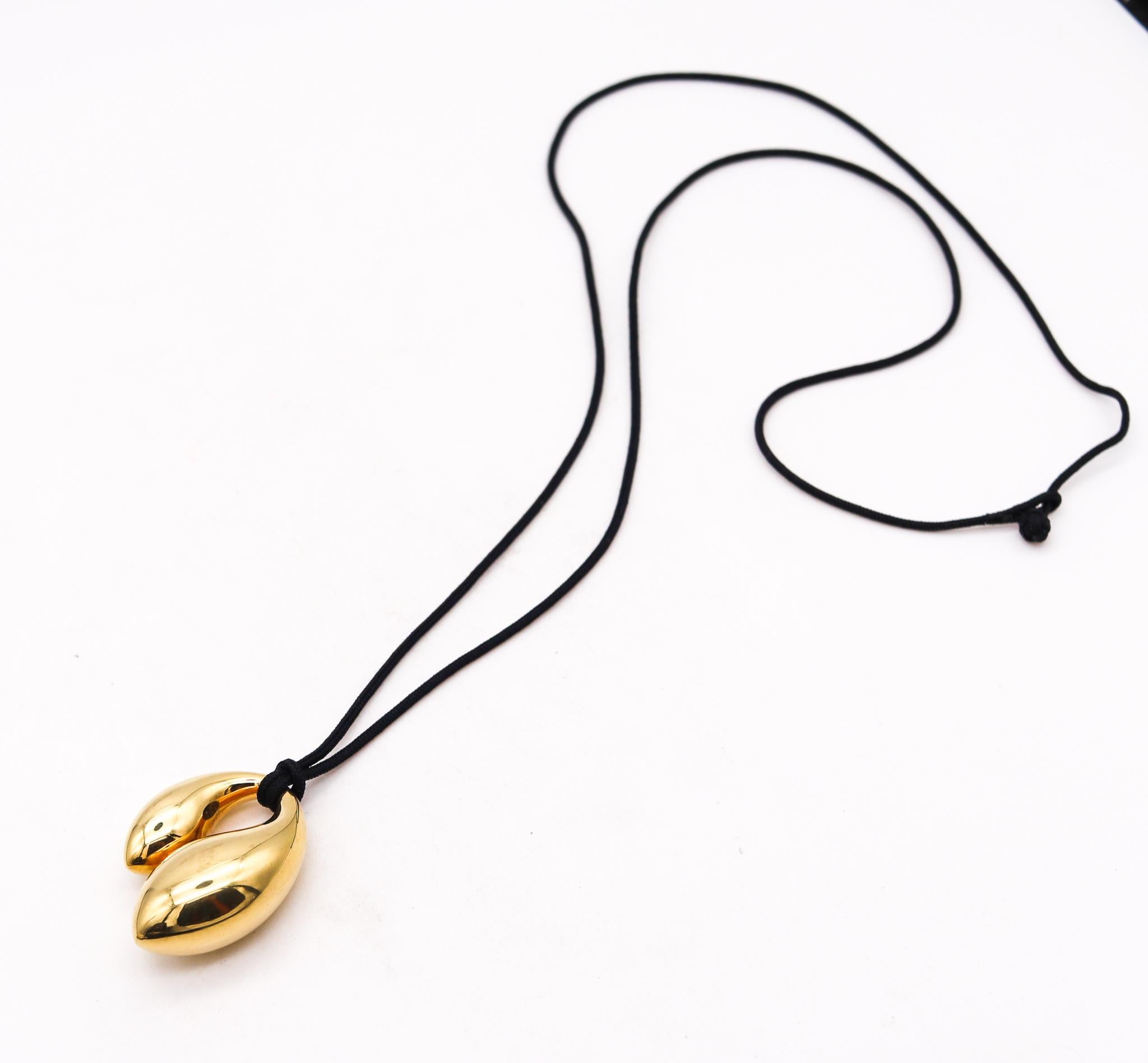Double teardrop necklace designed by Elsa Peretti (1940-2019) for Tiffany & Co.

This iconic double teardrop is one of the most recognizable Peretti's designs of the late 1970's. This extra large pendant necklace has been crafted at the Tiffany