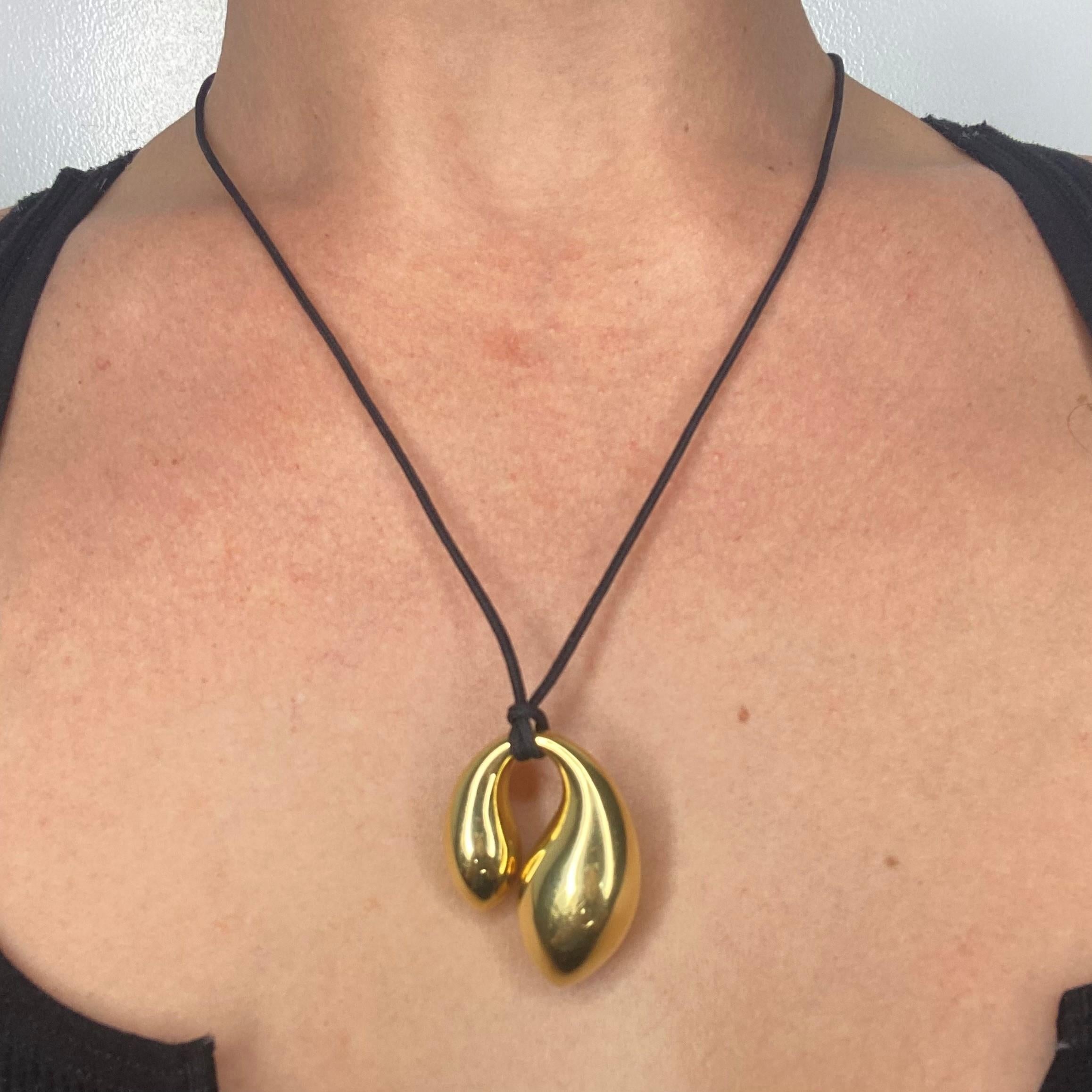 Tiffany & Co. 1977 Elsa Peretti Double Teardrop Necklace in 18Kt Yellow Gold In Excellent Condition In Miami, FL