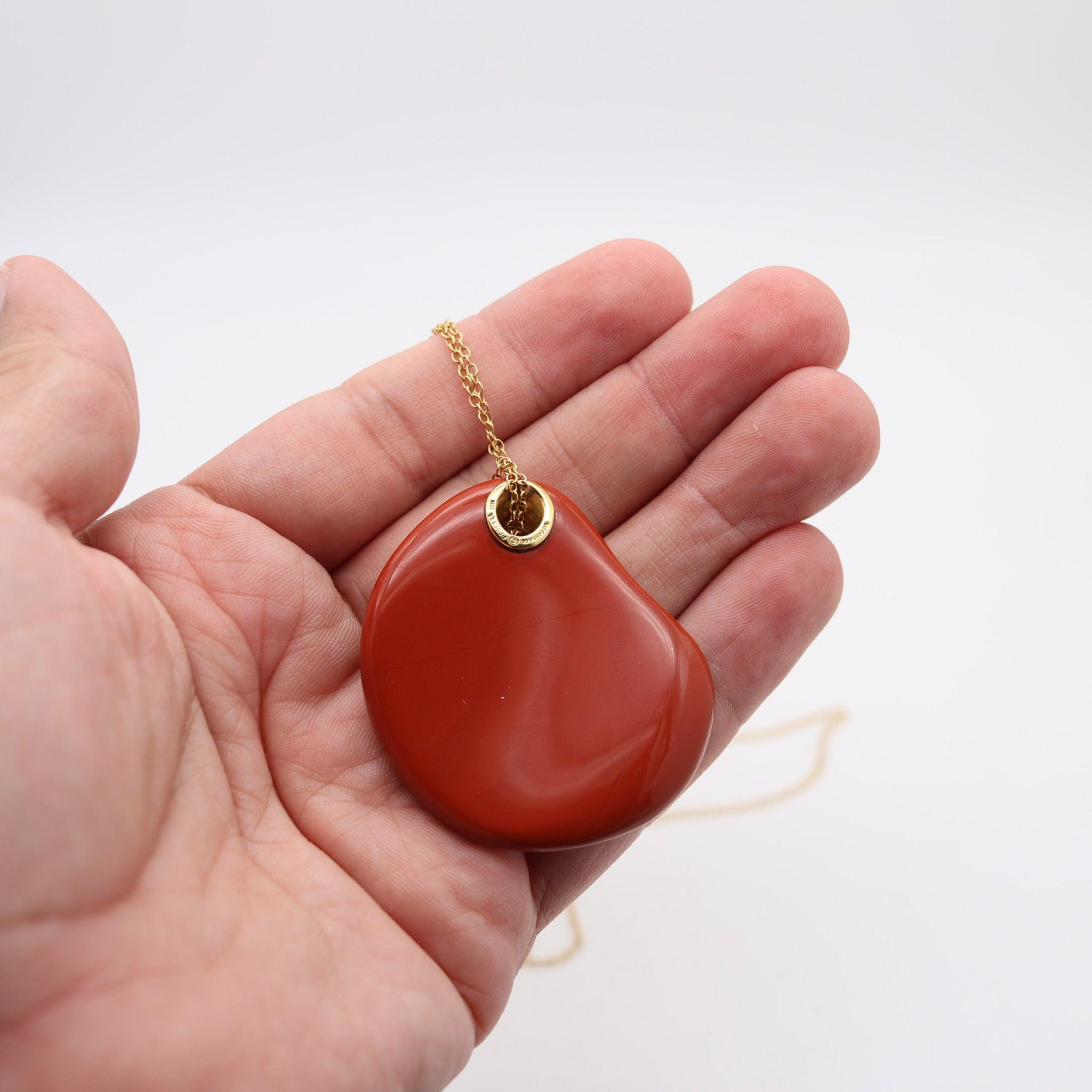 Una collana di diaspro disegnata da Elsa Peretti (1940-2021) per Tiffany & Co. 

Si tratta di una rarissima collana vintage con pietre a contatto creata a New York da Elsa Peretti for Tiffany & Co. negli anni 1977-79. Questo modello è raro ed è