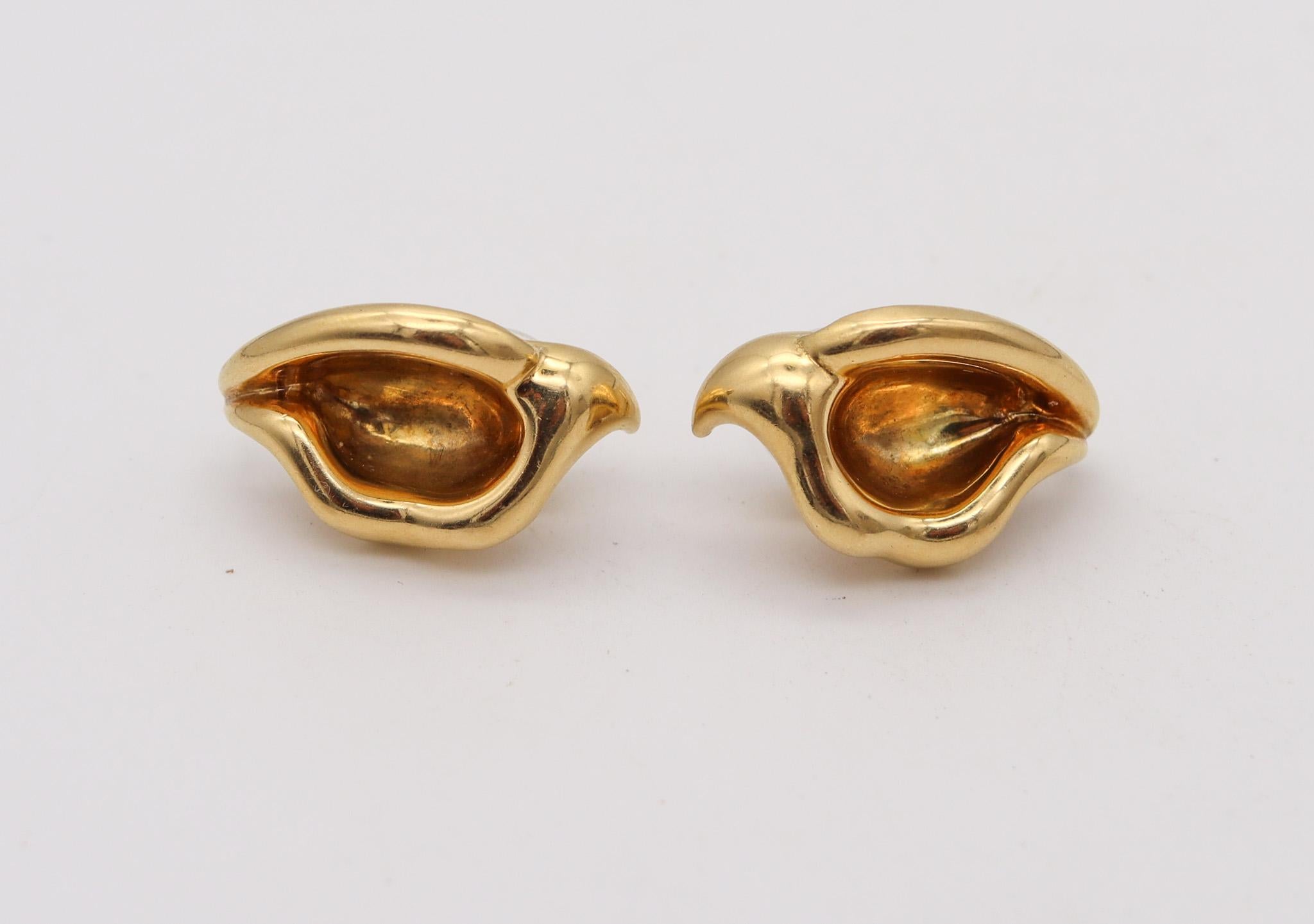 Calla Earrings designed by Elsa Peretti (1940-2021) for Tiffany & Co.

Fabulous sculptural pair of clips-on earrings designed by Elsa Peretti for Tiffany & Co. back in the 1977. These vintage earrings have been designed as a left and right in three