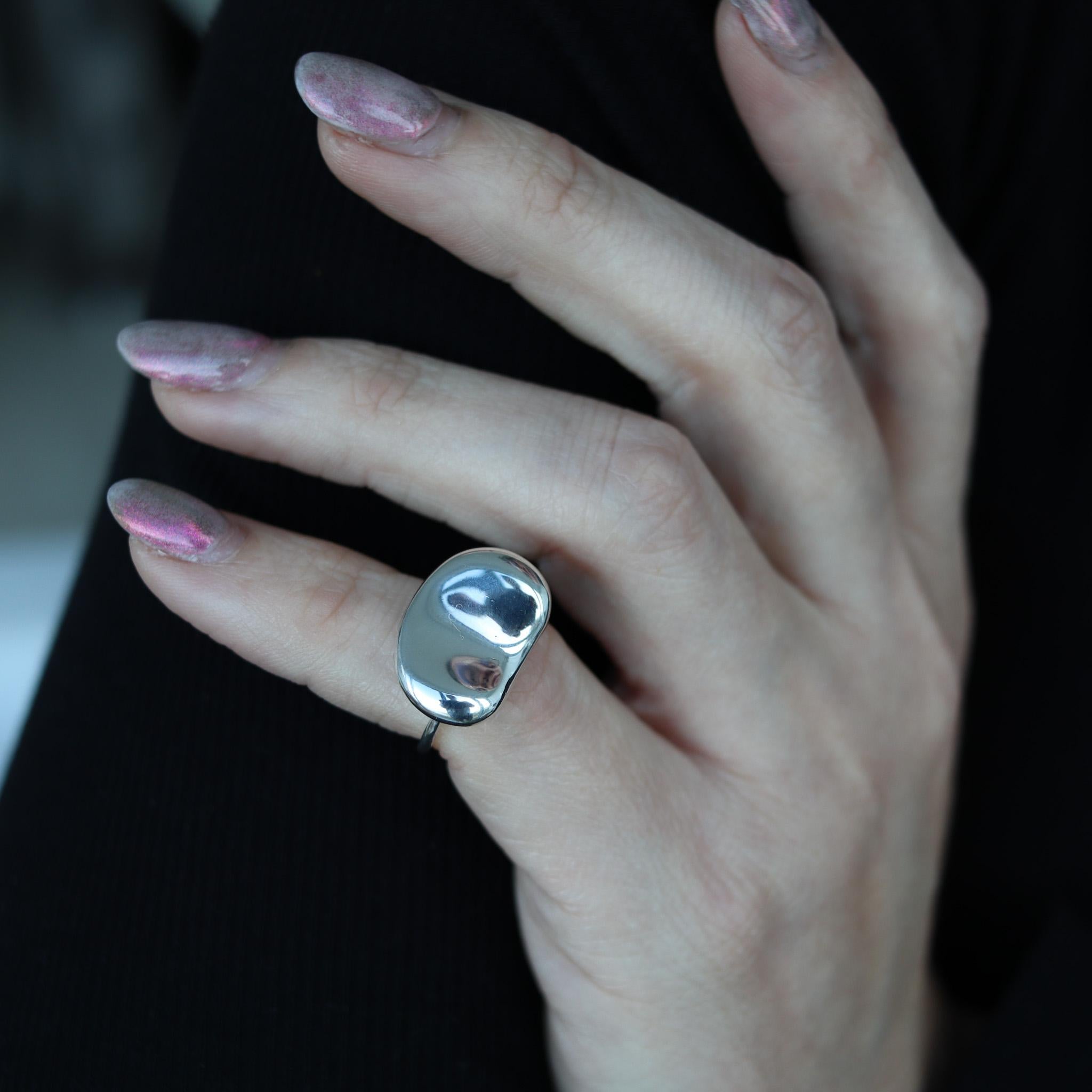 Kinetic bean ring designed by Elsa Peretti (1940-2021) for Tiffany & Co.

A iconic vintage bean ring, created in New York city at the Tiffany Studios in New York city by Elsa Peretti, back in 1977. This unusual free form movable ring is very rare