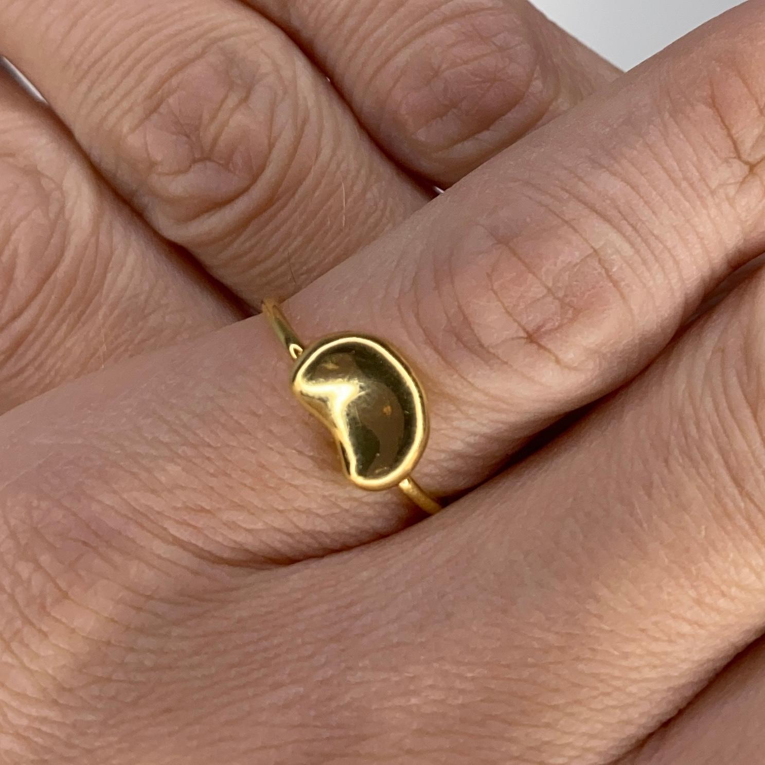 Tiffany & Co 1977 Elsa Peretti Rare Small Kinetic Bean Ring in 18Kt Yellow Gold In Excellent Condition In Miami, FL