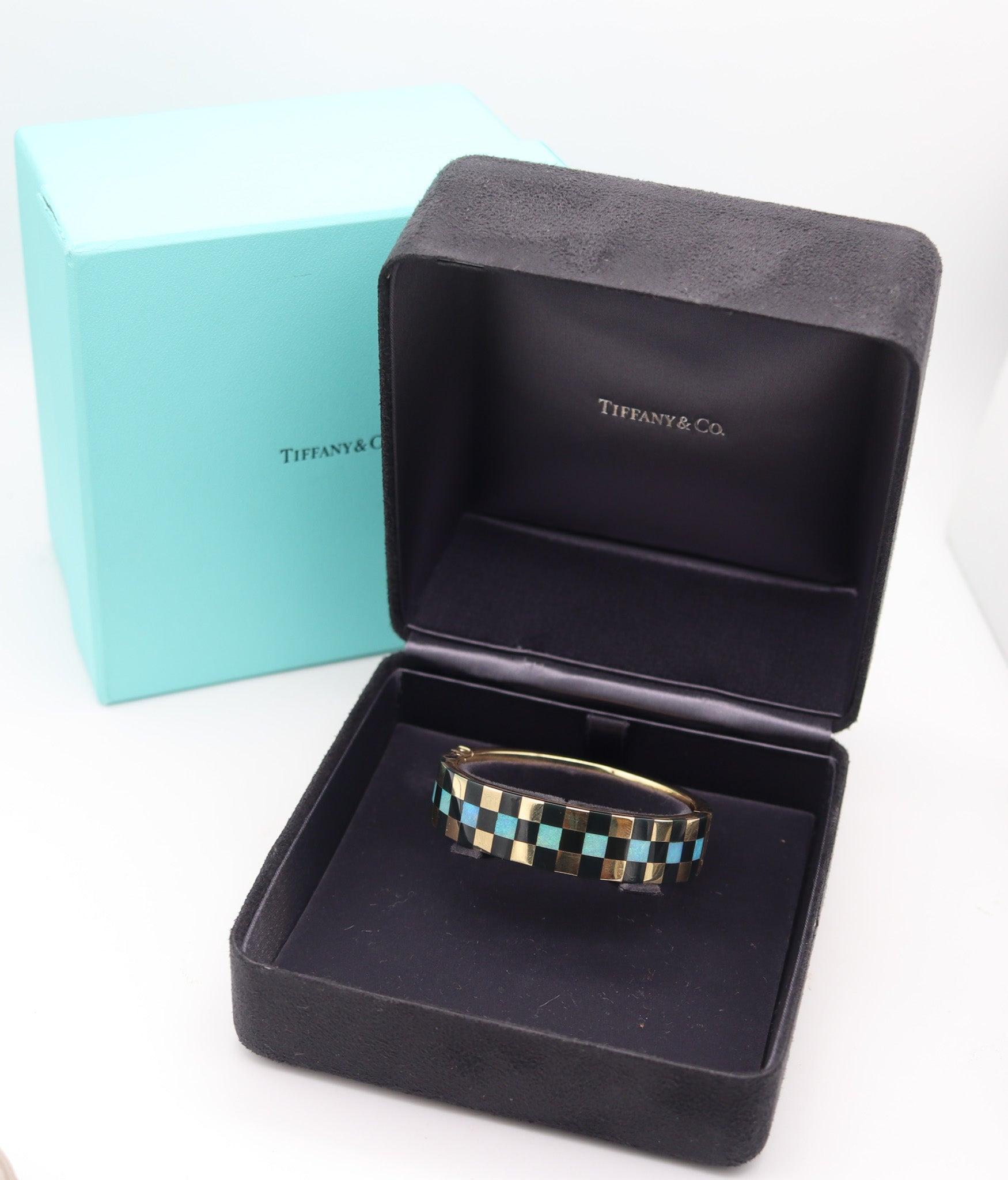 Braccialetto geometrico disegnato da Angela Cummings per Tiffany & Co.

Si tratta di un rarissimo braccialetto-bangle creato da Angela Cummings per Tiffany & Co. nel 1978-79. Il favoloso bracciale modernista è stato realizzato in oro giallo