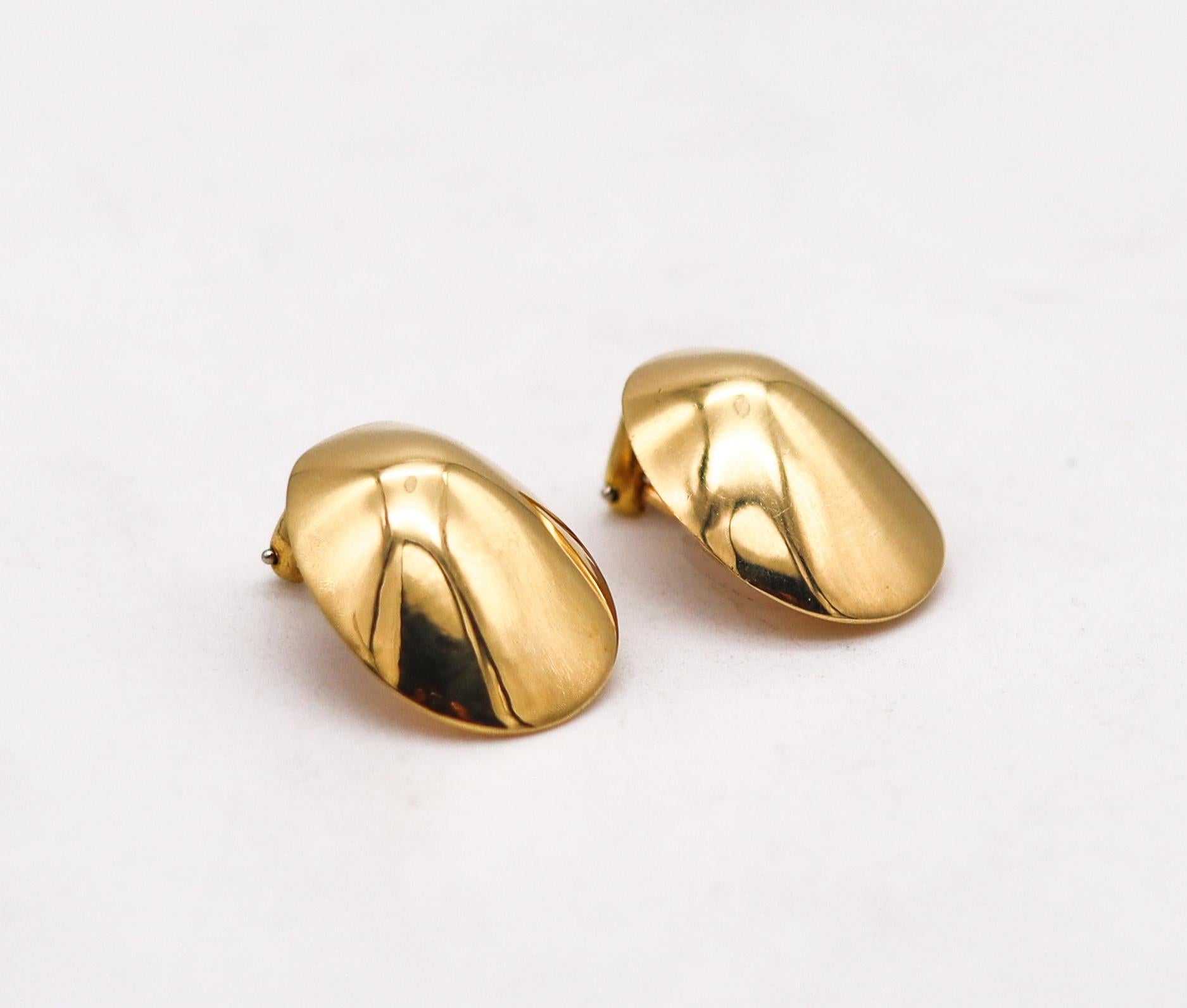 Convex oval earrings designed by Angela Cummings for Tiffany & Co.

A rare three dimensional pieces, created by Cummings at the Tiffany Studios, back in the late 1970's. These clips on earrings has been crafted in an oval convex shape in solid