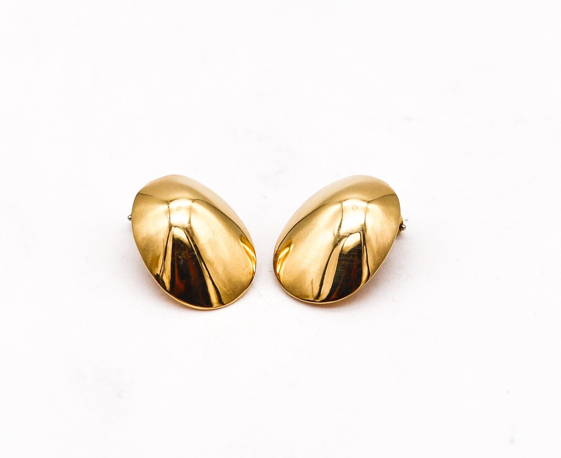 Modernist Tiffany & Co. 1978 Angela Cummings Rare Oval Convex Clip Earrings in 18Kt Gold For Sale