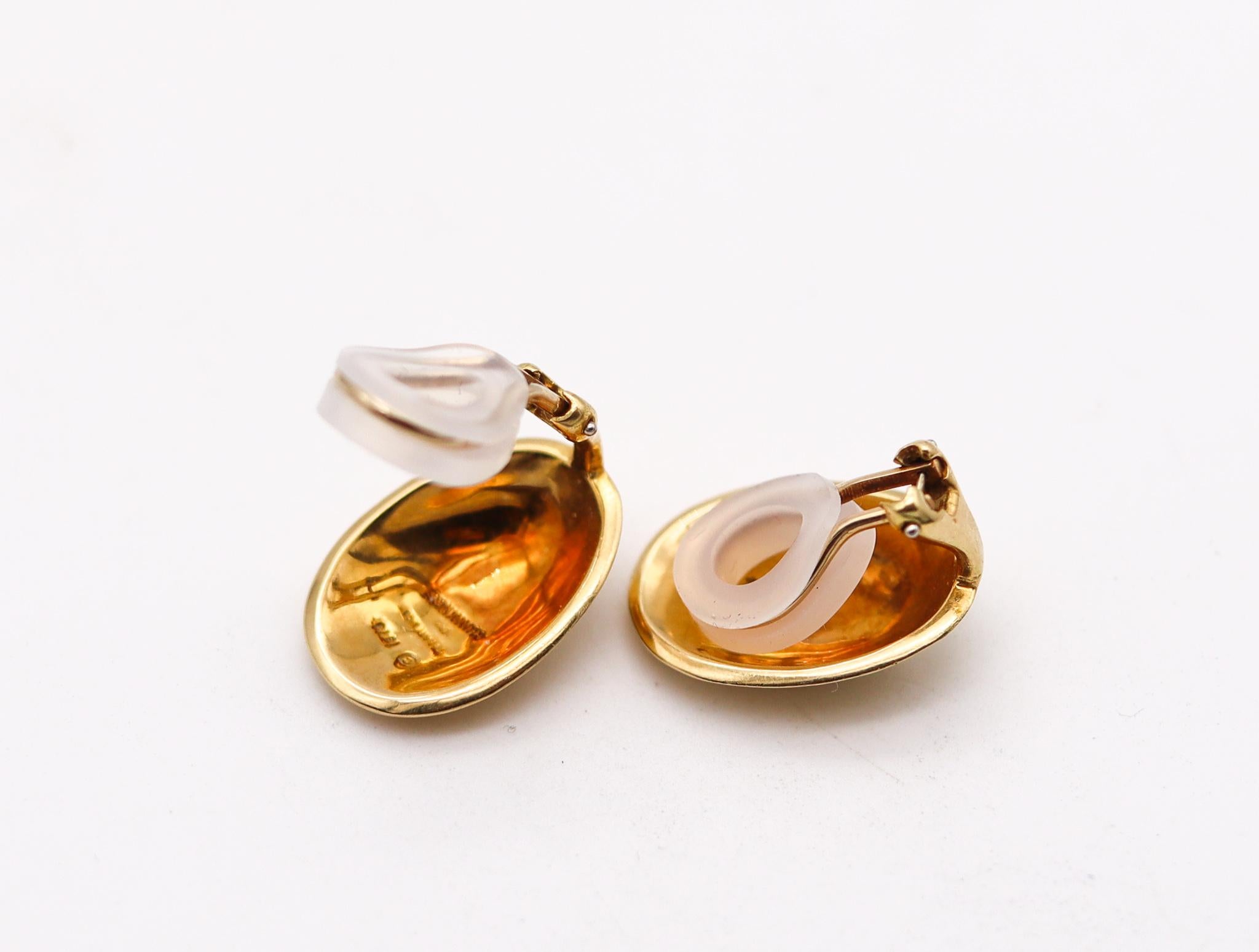 Tiffany & Co. 1978 Angela Cummings Rare Oval Convex Clip Earrings in 18Kt Gold In Excellent Condition For Sale In Miami, FL