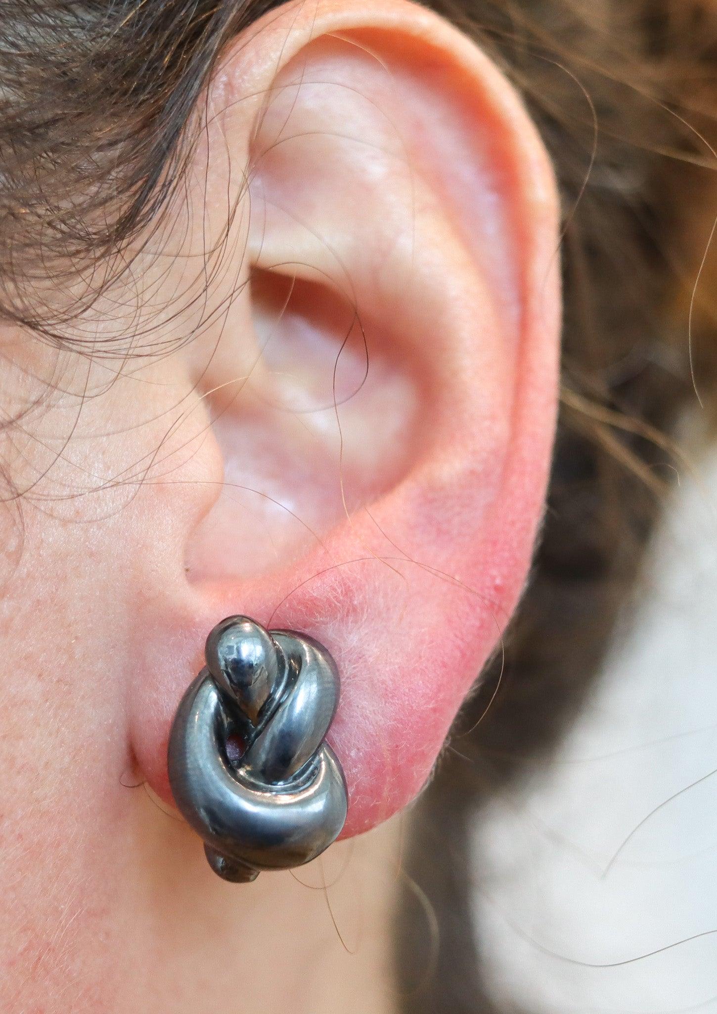 Pendientes Nudos diseñados por Angela Cummings para Tiffany & Co.

Se trata de un precioso par de pendientes de clip creados en Nueva York por Angela Cummings para Tiffany & Co. en 1978. Se han elaborado con tallas de hematites en forma de nudos,