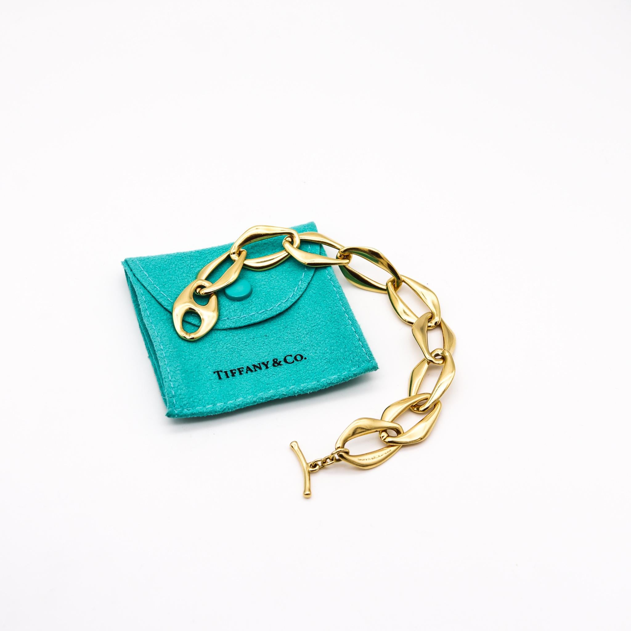 Aegean bracelet designed by Elsa Peretti (1940-2021) for Tiffany & Co.

This sculptural links bracelet is an iconic designs, created by Elsa Peretti for the Tiffany Studios back in the late 1970's. It was carefully crafted in solid yellow gold of 18