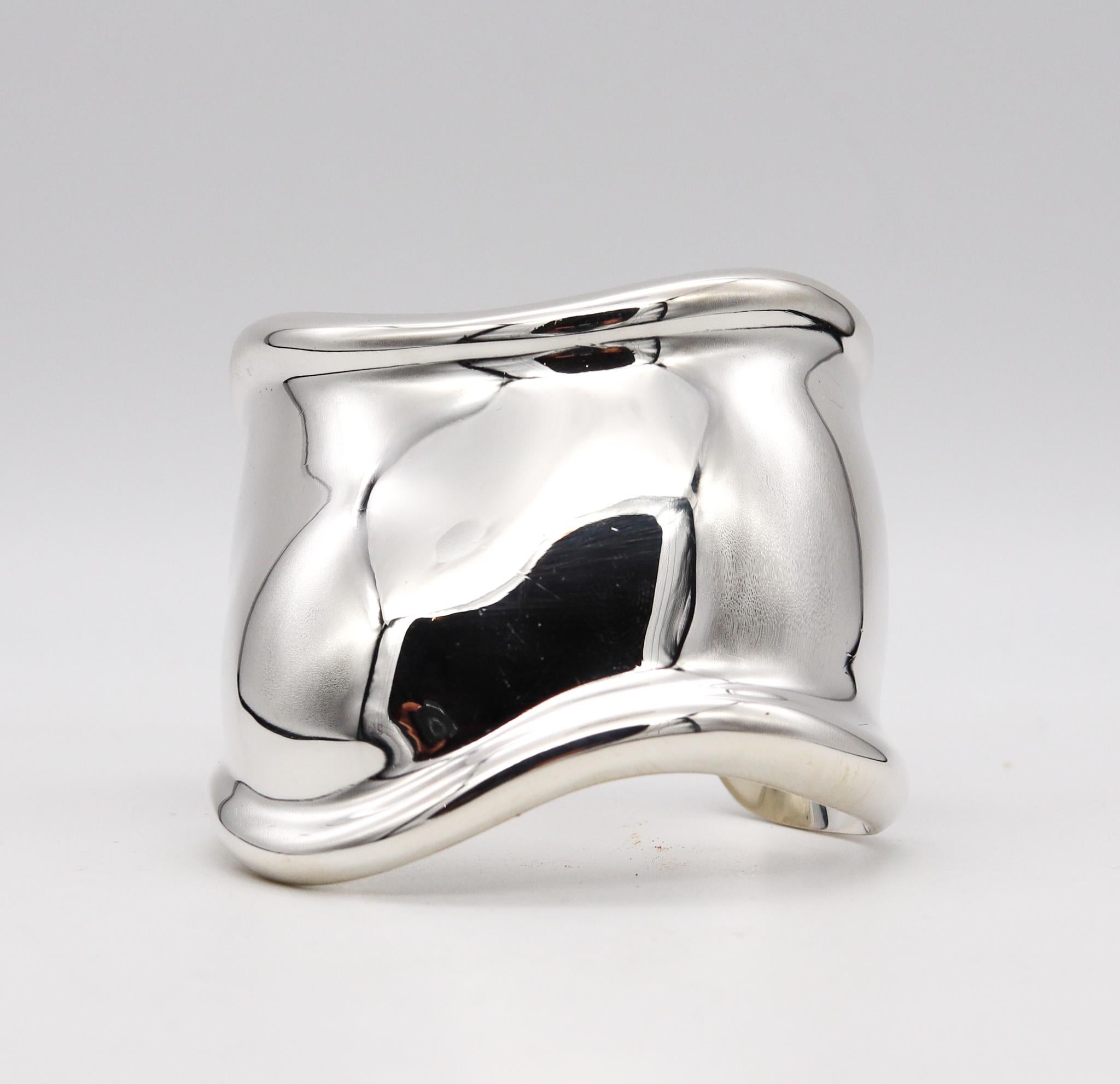 Vintage Bone cuff designed by Elsa Peretti (1940-2021) for Tiffany & Co.

This sculptural cuff is one of the most iconic designs, created by Peretti for the Tiffany studios and from the 20th century jewelry designs. This model was first created in