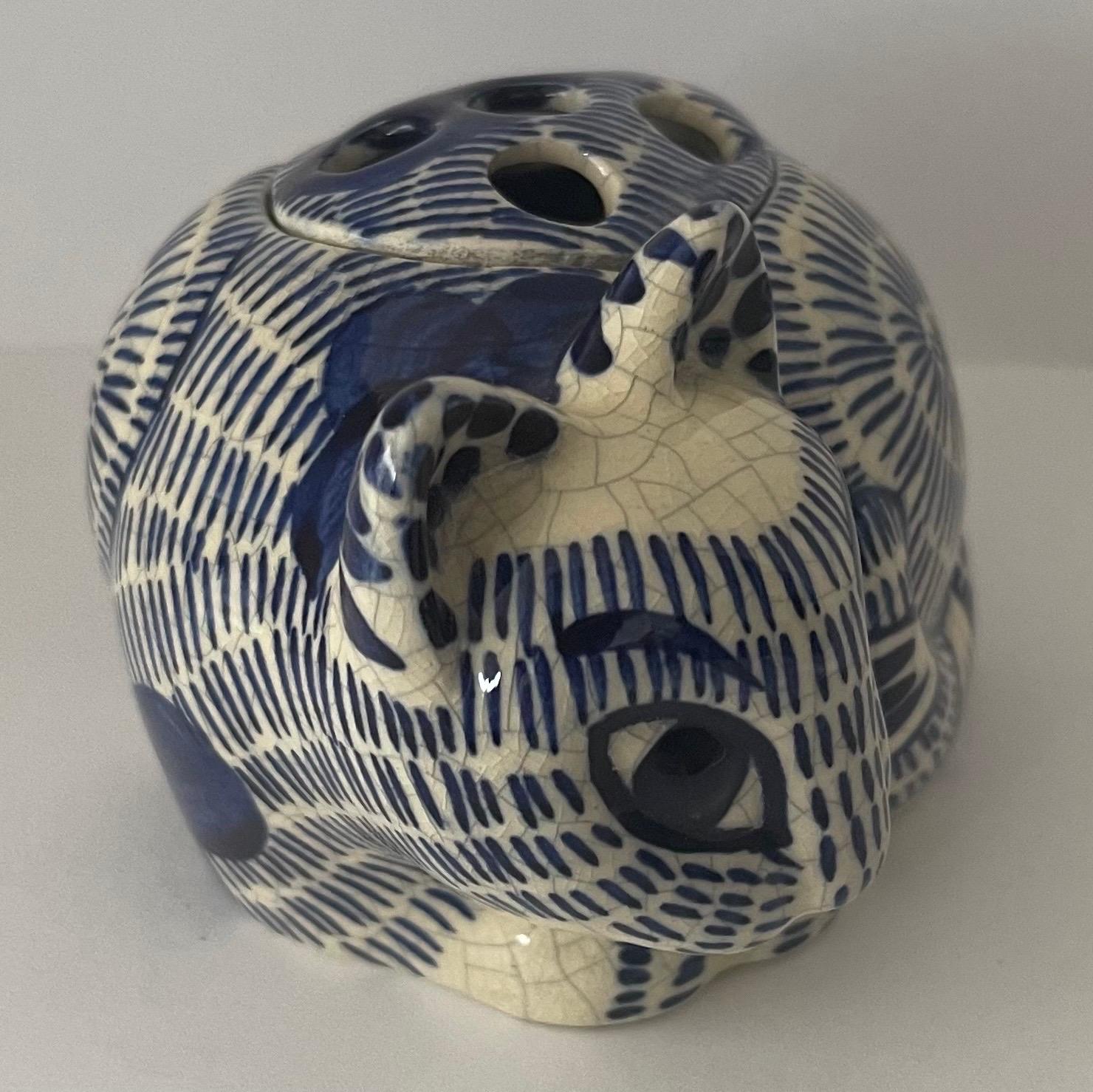 1978 Tiffany & Co. portaporte con statuetta di gatto in ceramica crepla. Portaoggetti in ceramica con finitura crepla beige e blu scuro e coperchio rimovibile. 
Timbro Tiffany & Co. 1978 sul lato inferiore. 