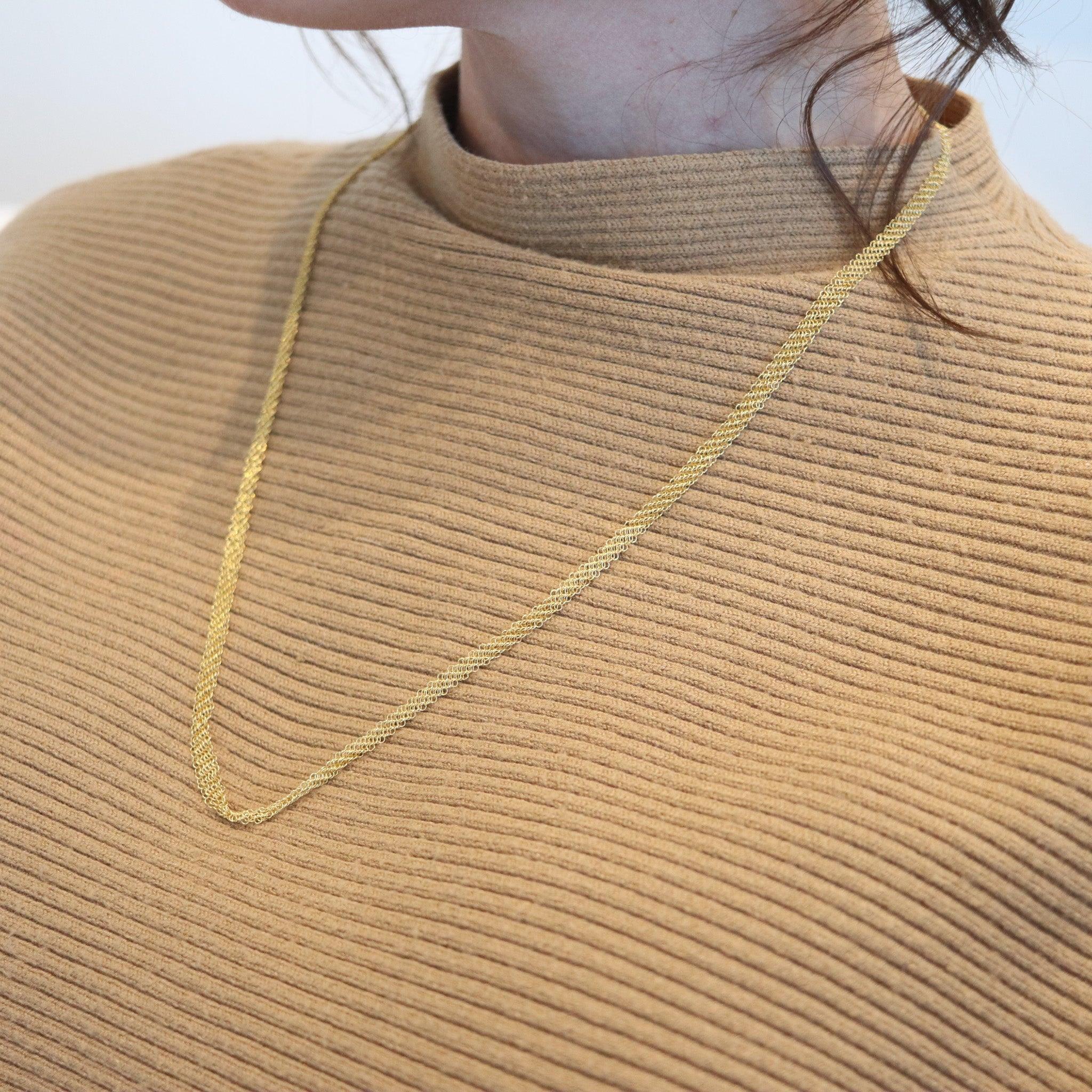 Collier en maille drapée conçu par Elsa Peretti (1940-2019) pour Tiffany & Co.

Ce long collier sportif en maille est l'une des créations les plus emblématiques d'Elsa Peretti pour les studios Tiffany, en 1978. Ce collier drapé vintage sautoir a été