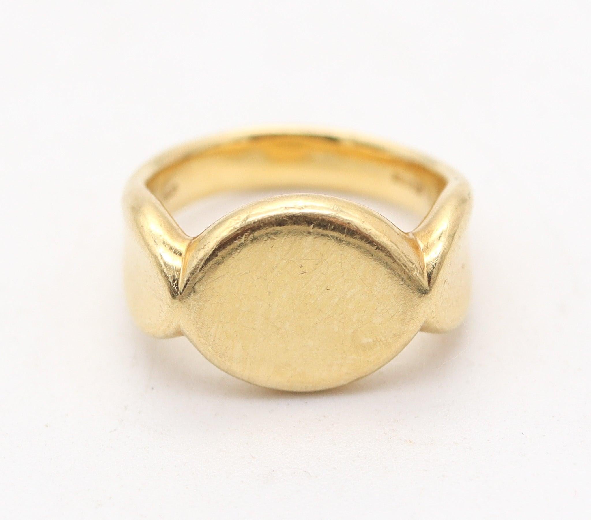 TIFFANY & CO. 1978 Elsa Peretti Thumbprint Ring In Solid 18Kt Yellow Gold In Excellent Condition In Miami, FL