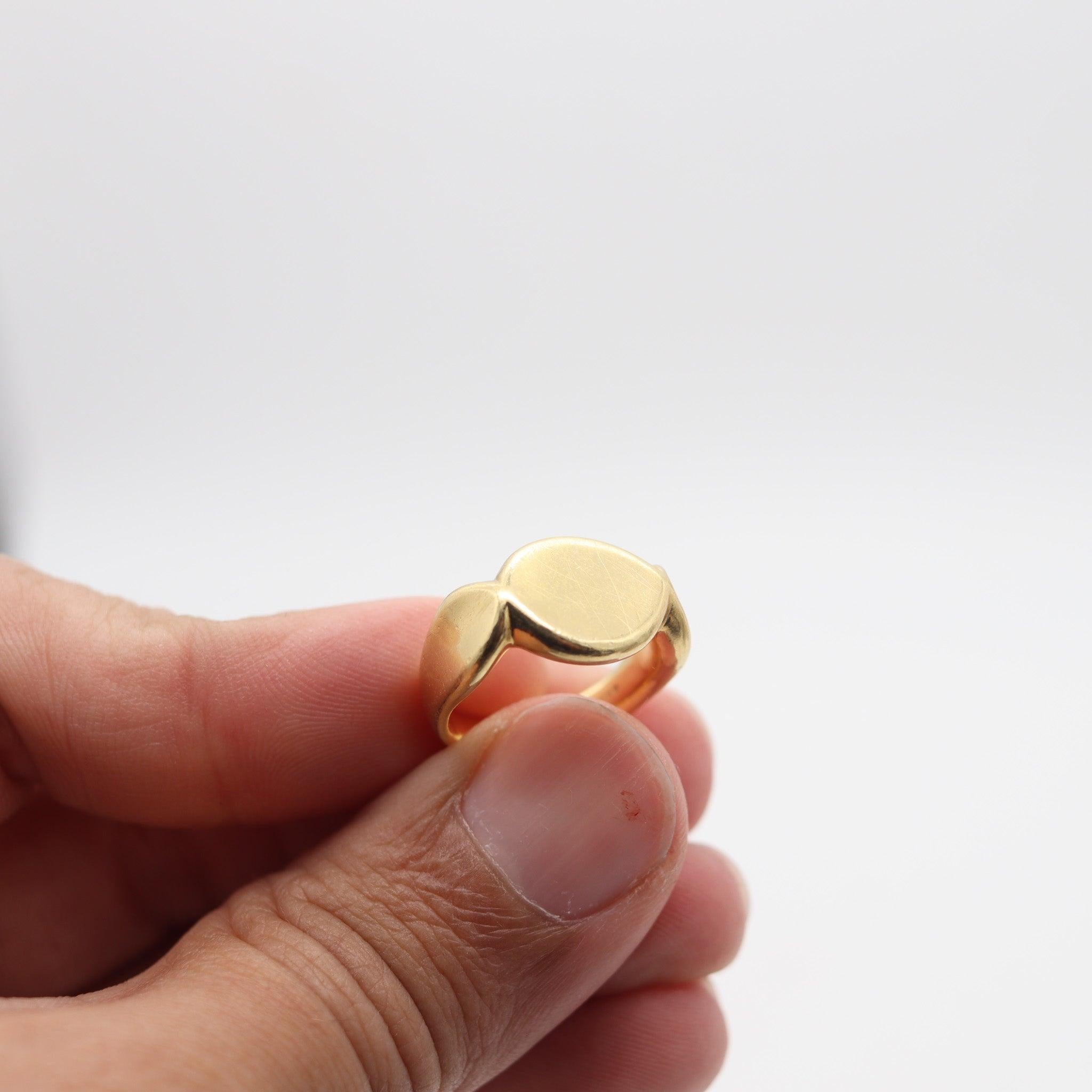 TIFFANY & CO. 1978 Elsa Peretti Thumbprint Ring In Solid 18Kt Yellow Gold 3