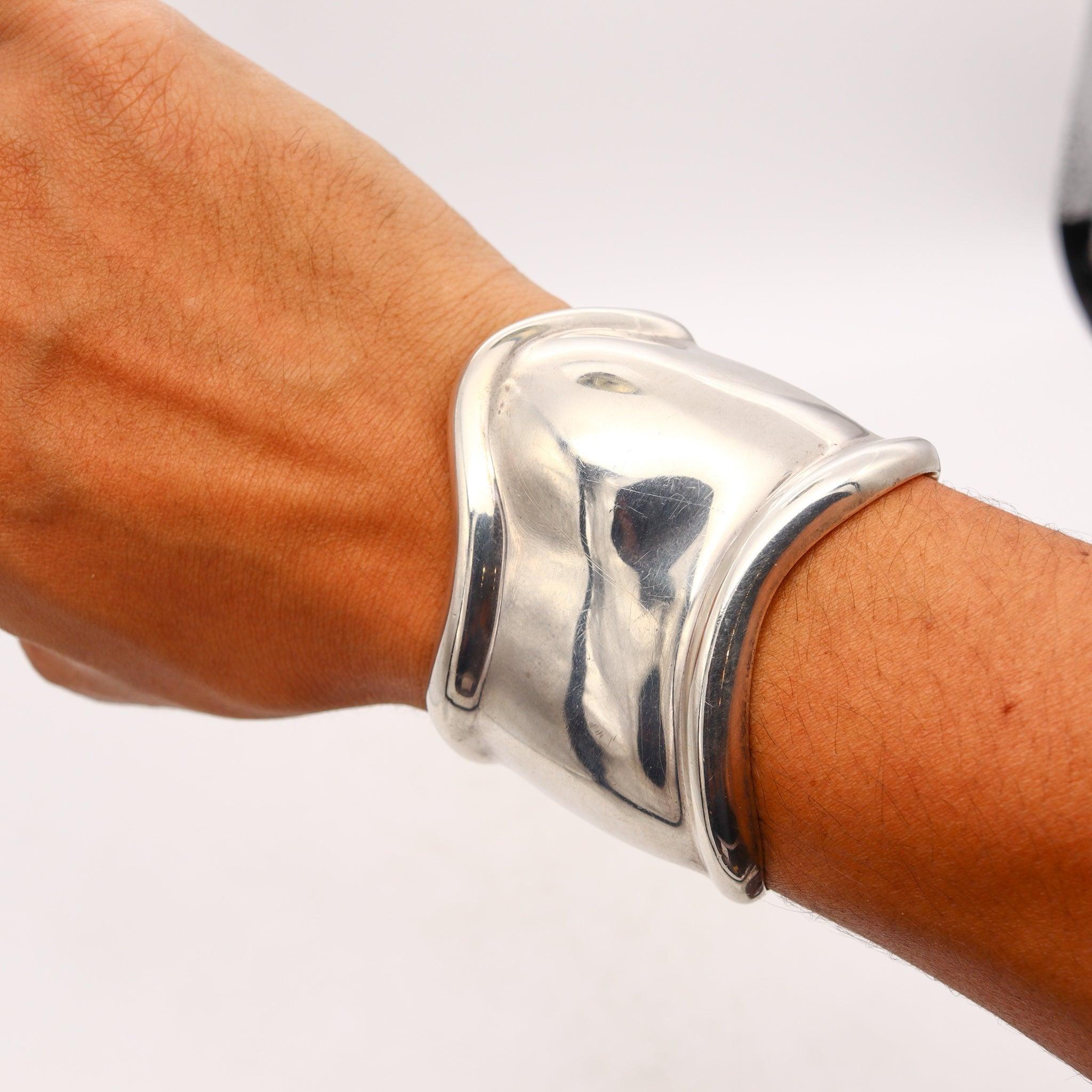 Vintage Bone cuff designed by Elsa Peretti (1940-2021) for Tiffany & Co.

This sculptural cuff is one of the most iconic designs created by Elsa Peretti for the Tiffany studios and from the 20th century jewelry designs. This precise bone cuff was