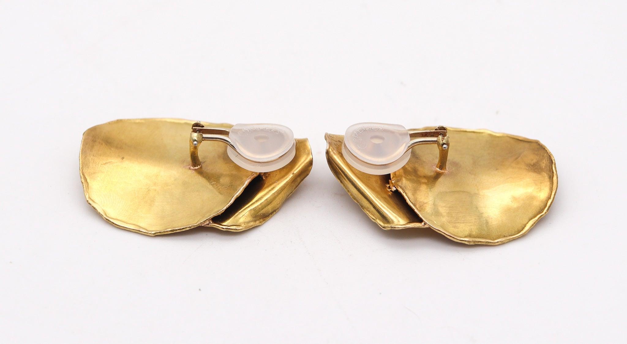 TIFFANY & CO. 1979 Angela Cummings Double Petals Earrings in Brushed 18Kt Gold In Excellent Condition For Sale In Miami, FL