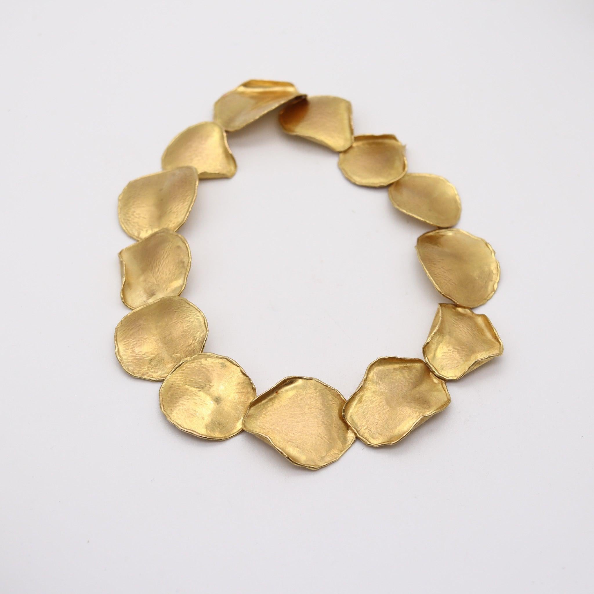 TIFFANY & CO. 1979 von Angela Cummings Blütenblatt-Halskette aus gebürstetem 18 Karat Gelbgold (Modernistisch) im Angebot