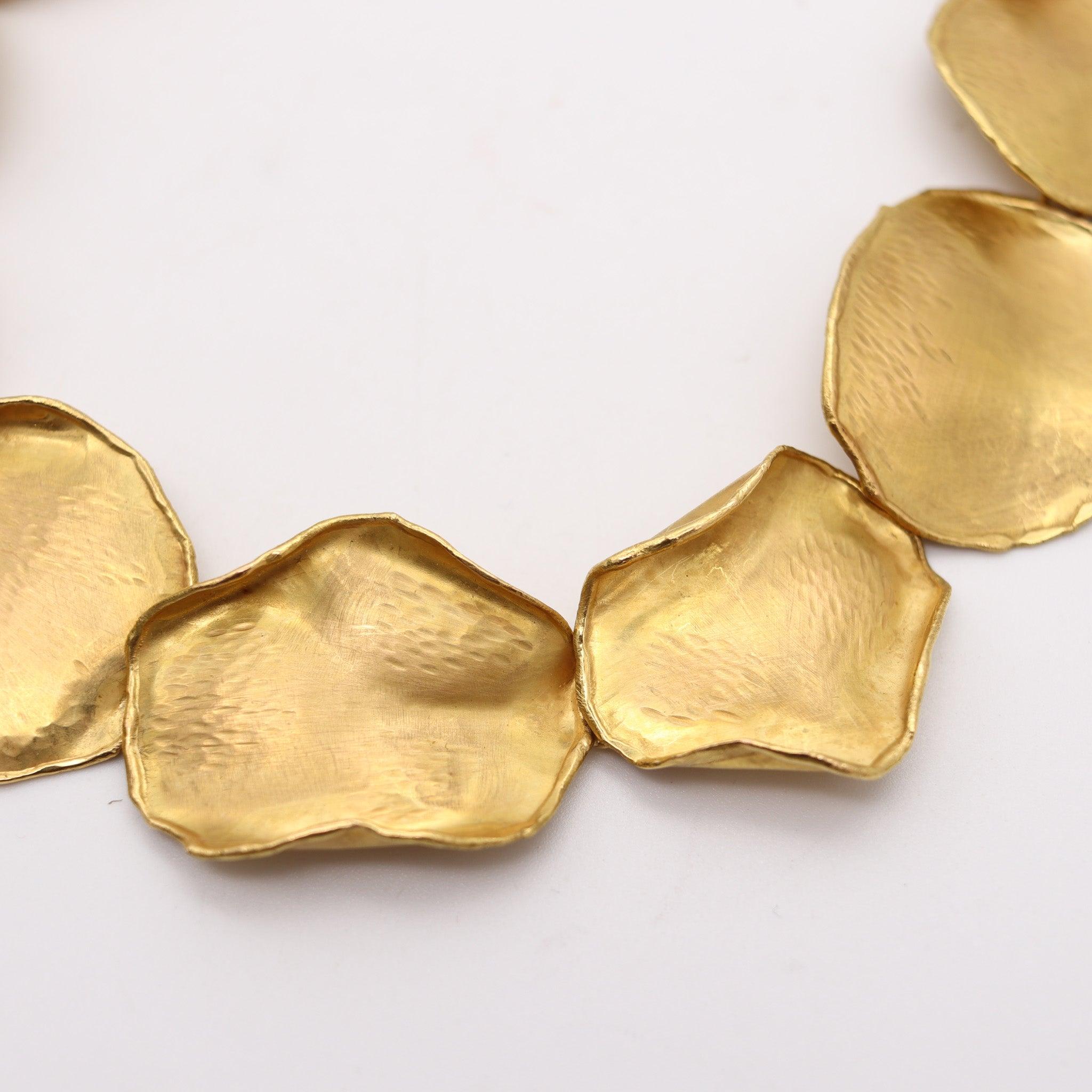 TIFFANY & CO. 1979 von Angela Cummings Blütenblatt-Halskette aus gebürstetem 18 Karat Gelbgold im Zustand „Hervorragend“ im Angebot in Miami, FL