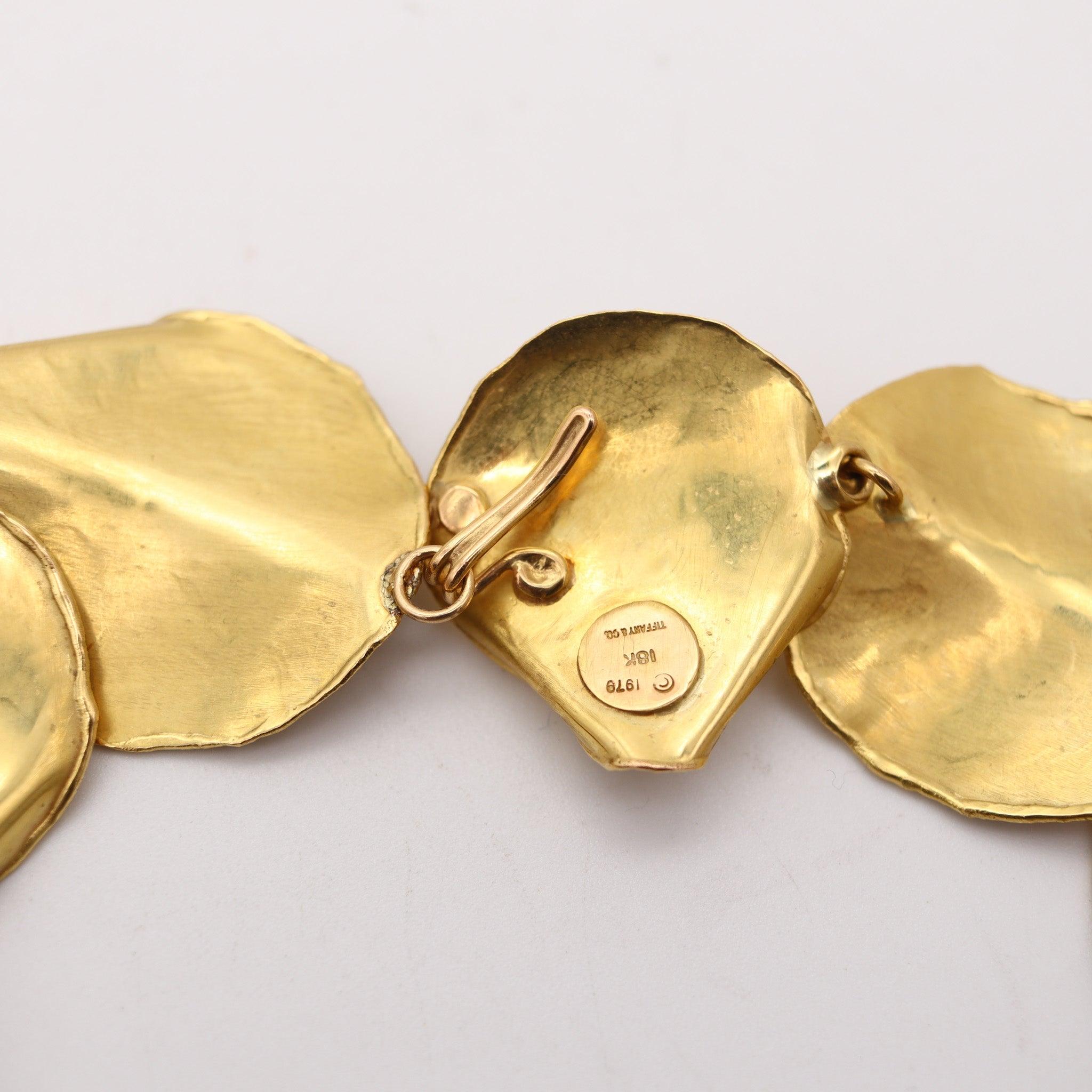 TIFFANY & CO. 1979 von Angela Cummings Blütenblatt-Halskette aus gebürstetem 18 Karat Gelbgold Damen im Angebot