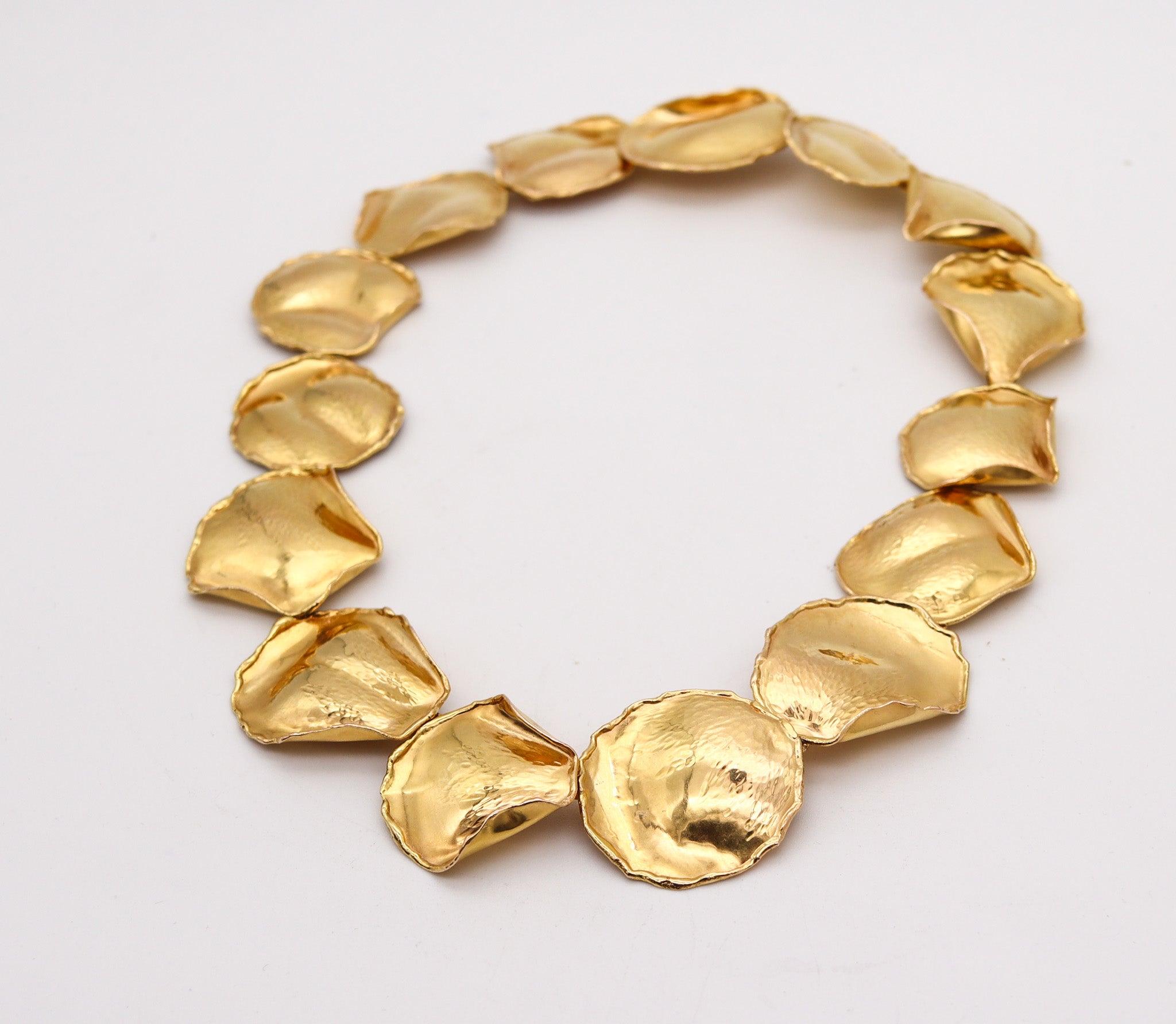 Modernist TIFFANY & CO. 1979 By Angela Cummings Petals Necklace in 18Kt Yellow Gold For Sale