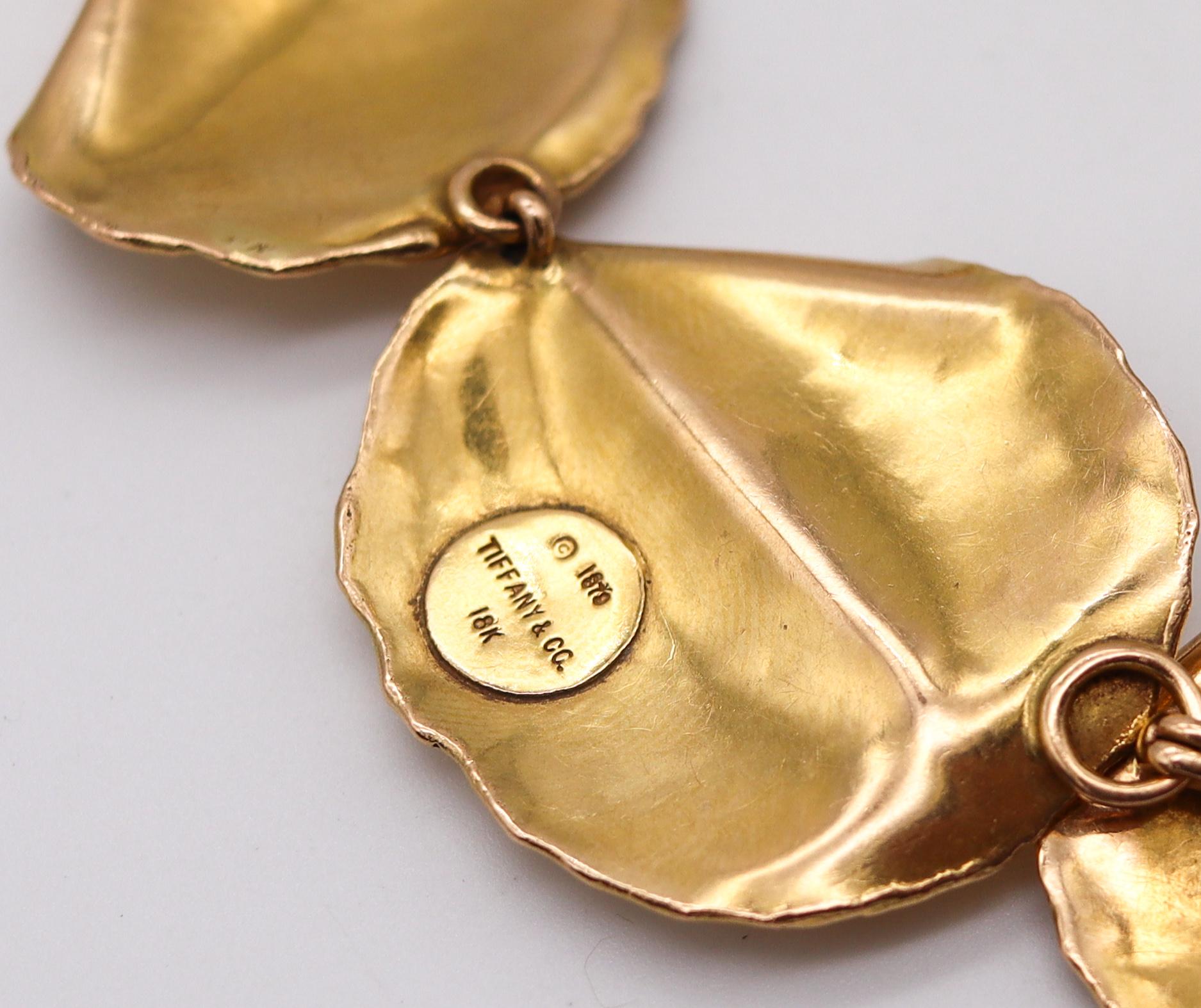 Tiffany & Co. 1979 by Angela Cummings Petals Necklace in 18Kt Yellow Gold In Excellent Condition For Sale In Miami, FL