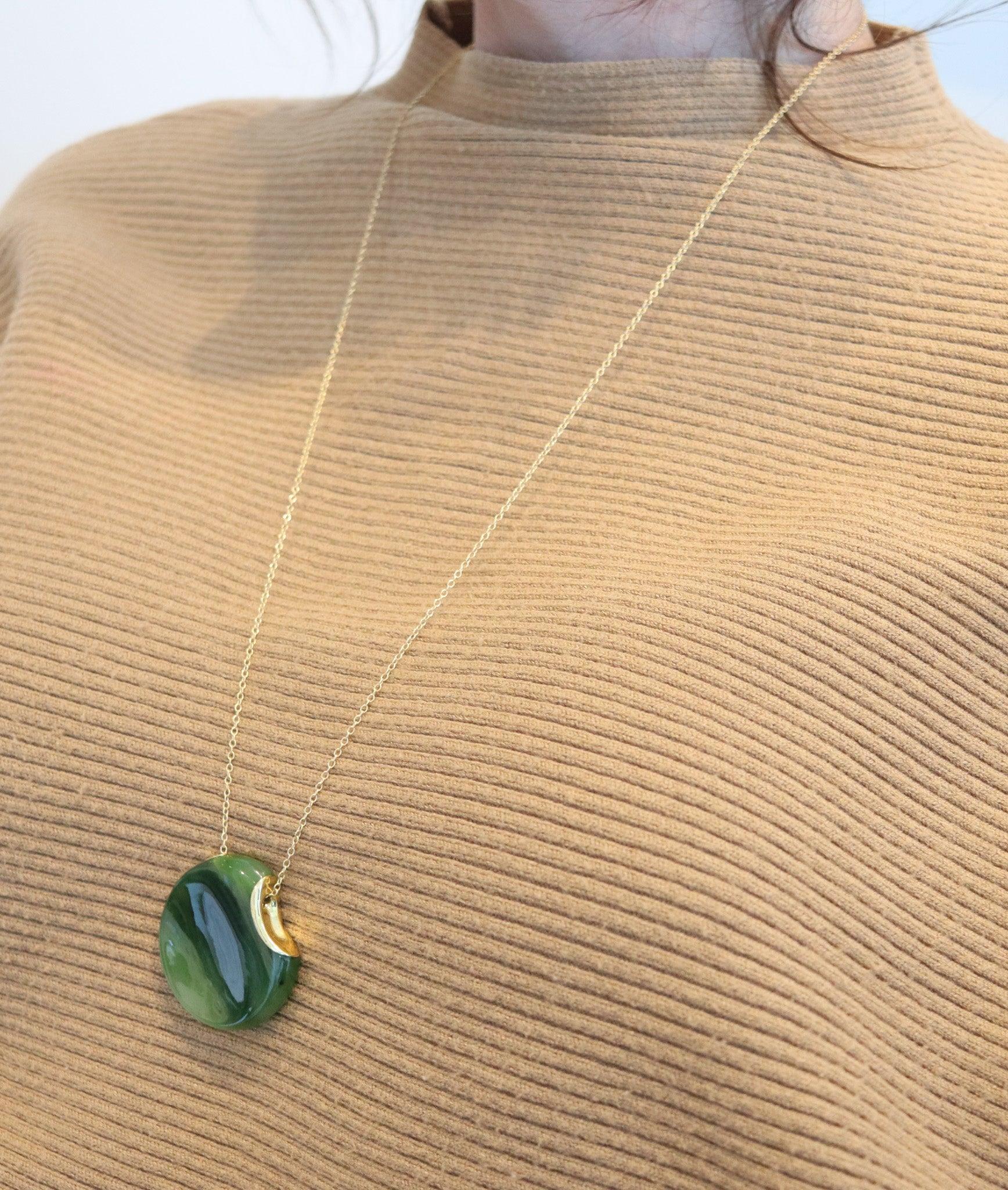 Un collar de nefrita diseñado por Elsa Peretti (1940-2021) para Tiffany & Co. 

Se trata de un collar de piedras de toque vintage muy raro, creado en Nueva York en Tiffany & Co. por Elsa Peretti, allá por 1978-79. Este modelo es poco común y se