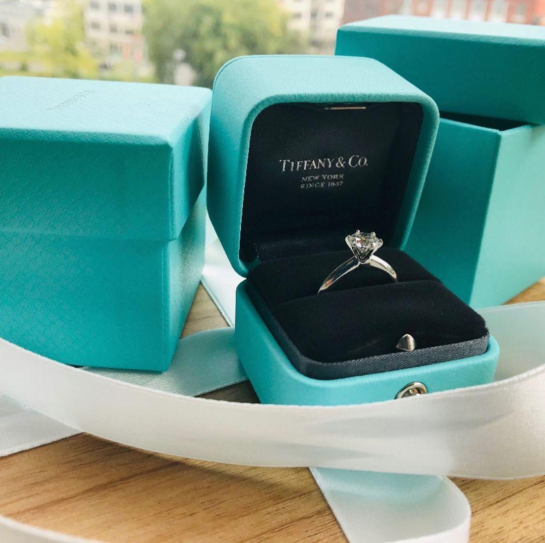 Tiffany & Co. 1.98 ct Gesamtgewicht Platin Rund Brillantschliff Diamant Solitär Verlobungsring. 
Der Ring wiegt 6,1 Gramm, Größe 5,5 (passt zu den meisten Fingergrößen), der Mittelstein ist ein 1,98 ct Natural Round Brilliant Cut Diamant, I in