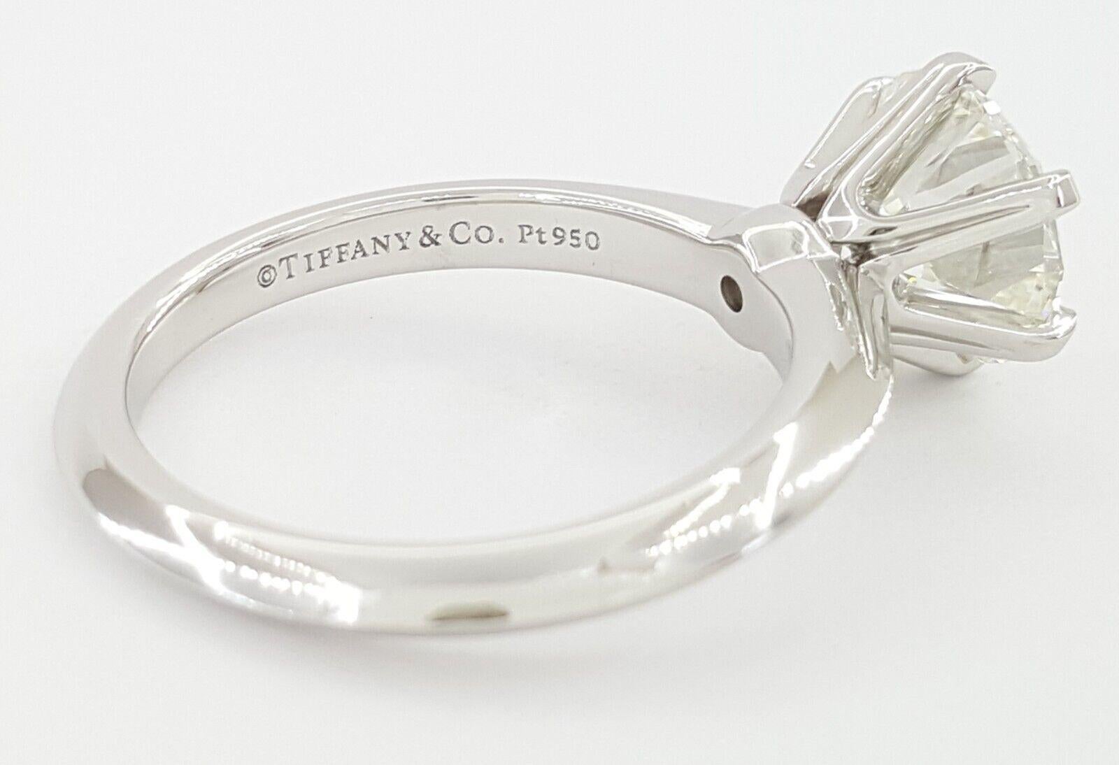 Platin Solitär-Ring von Tiffany & Co. mit 1.98 Karat Diamant im Kissenschliff im Zustand „Hervorragend“ in Chicago, IL