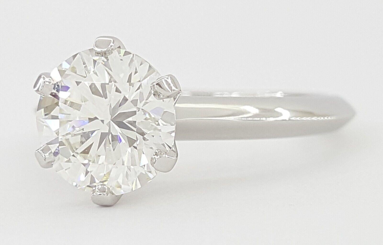 Platin Solitär-Ring von Tiffany & Co. mit 1.98 Karat Diamant im Kissenschliff für Damen oder Herren
