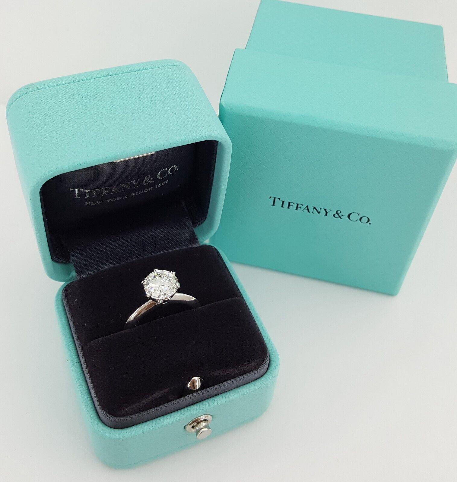 Platin Solitär-Ring von Tiffany & Co. mit 1.98 Karat Diamant im Kissenschliff 1