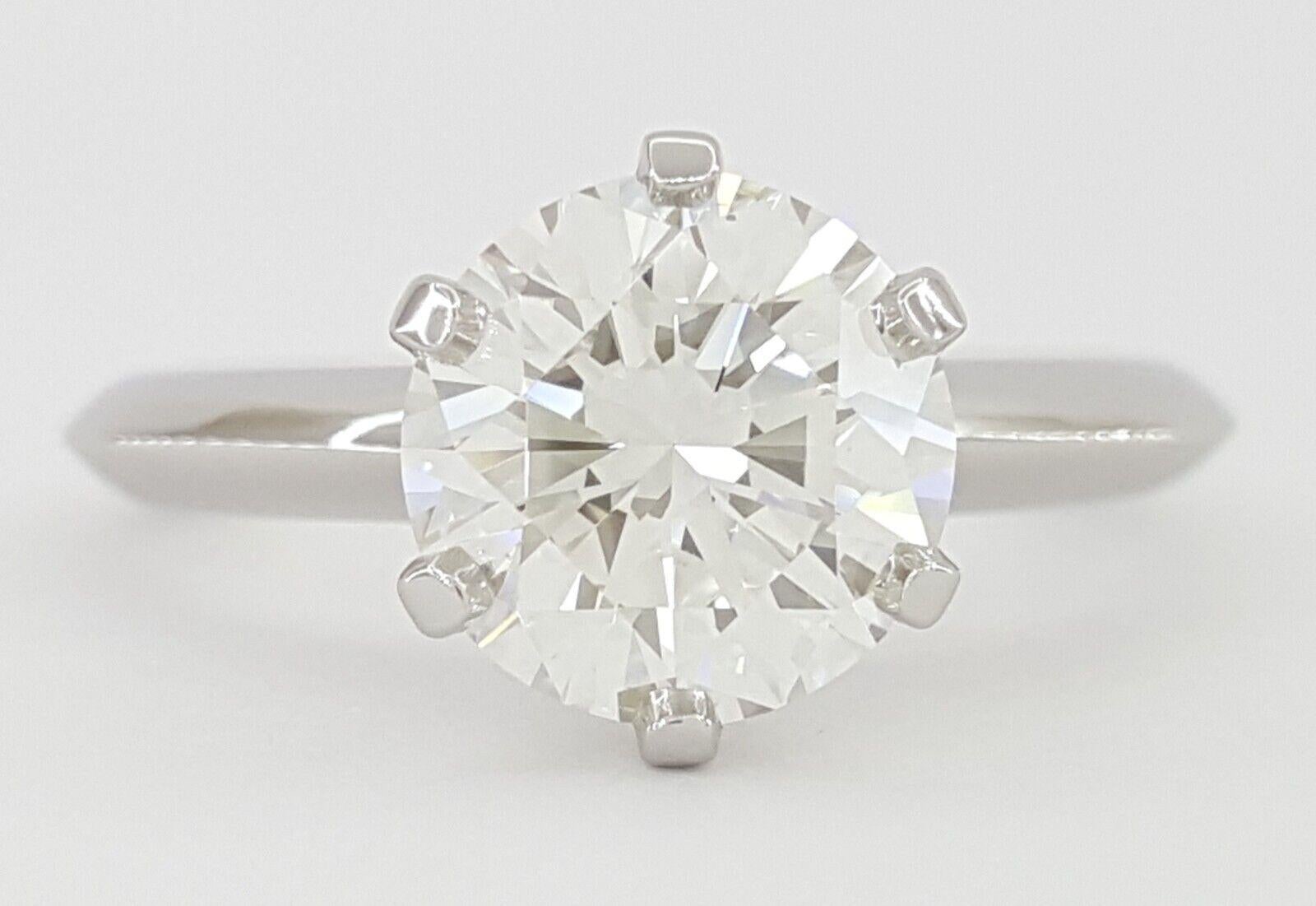 Platin Solitär-Ring von Tiffany & Co. mit 1.98 Karat Diamant im Kissenschliff 3