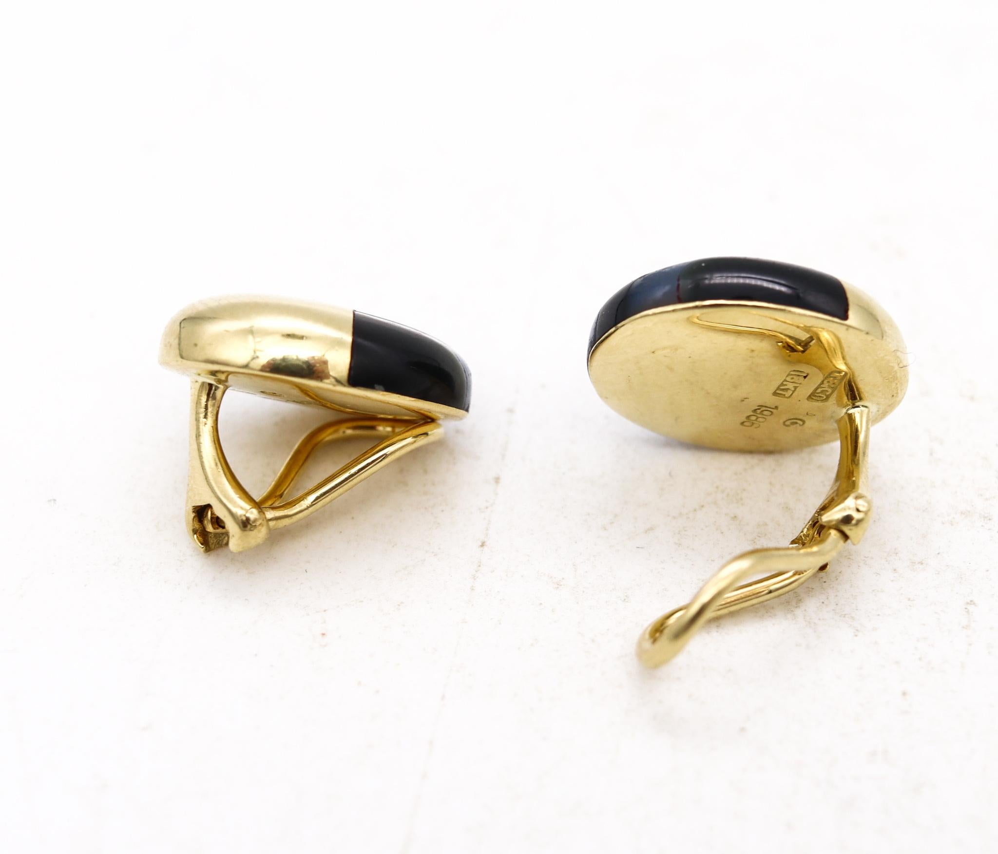 Geometrische Clip-Ohrringe, entworfen von Angela Cummings für Tiffany & Co.

Vintage Oval Paar von Cummings in den Tiffany & Co Studios in New York, zurück in den späten 1980er Jahren erstellt. Sie sind sorgfältig aus massivem 18-karätigem Gelbgold