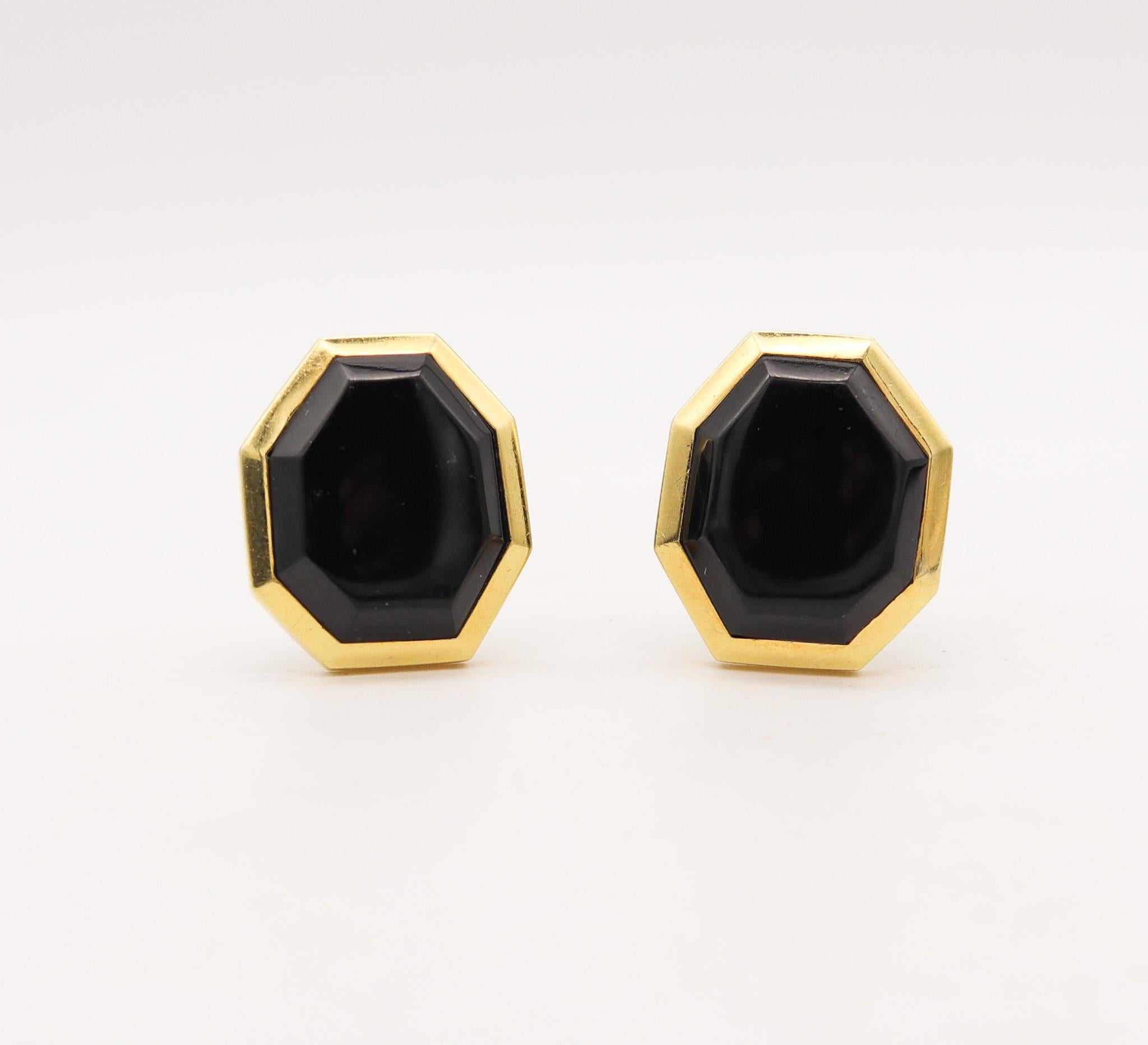 Geometric dotted clip earrings designed by Angela Cummings.

Very beautiful and rare pair of clips-on earrings, created by Angela Cummings for the Tiffany & Co., back 1980. This pair has been crafted with octagonal shapes in solid yellow gold of 18