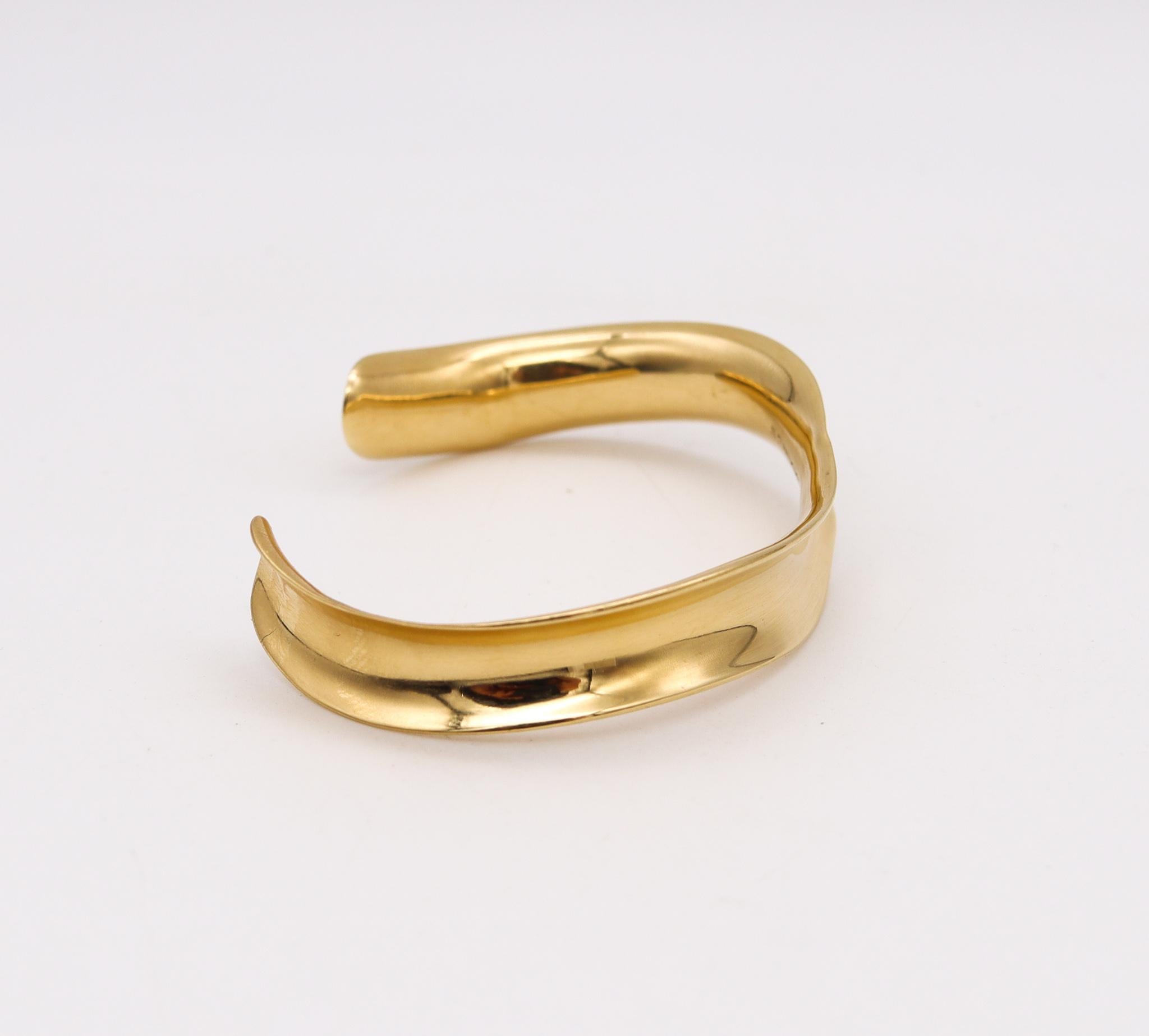Modernist Tiffany & Co 1980 Angela Cummings Wave Cuff Bracelet In Solid 18Kt Yellow Gold For Sale