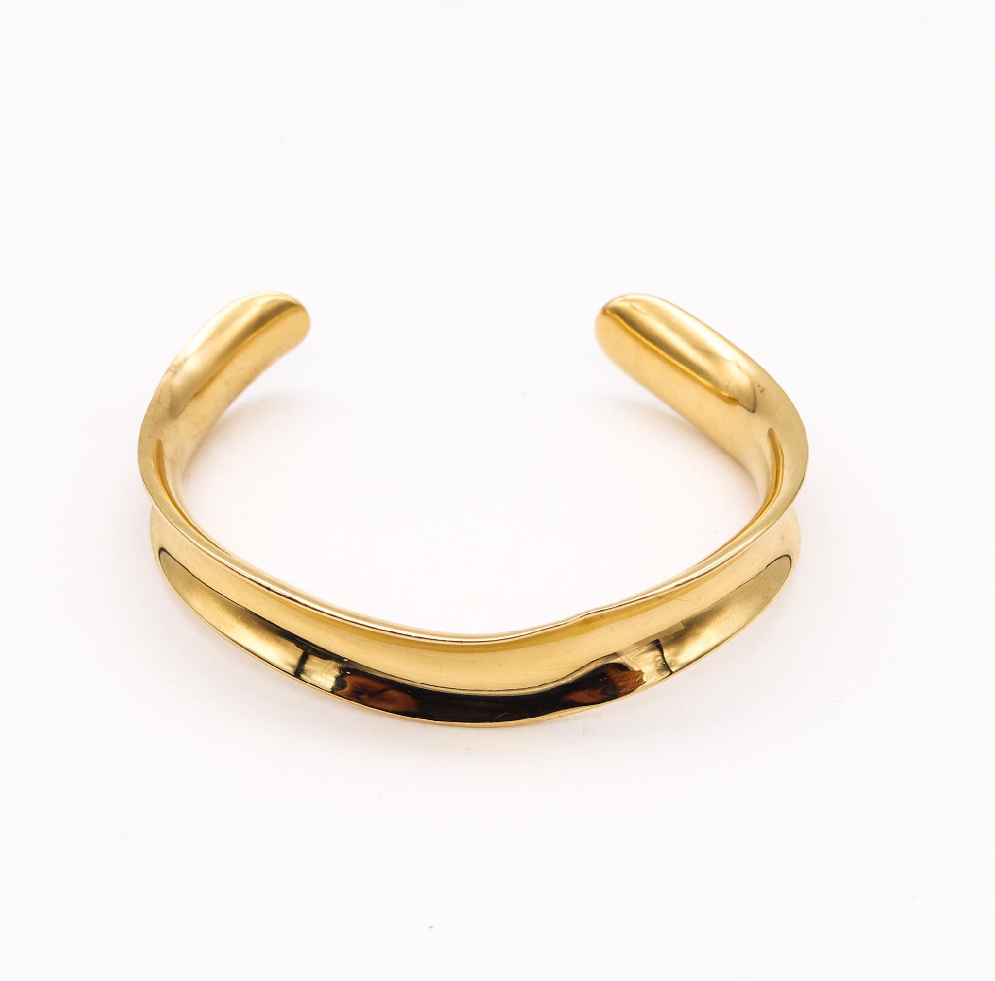 Women's or Men's Tiffany & Co 1980 Angela Cummings Wave Cuff Bracelet In Solid 18Kt Yellow Gold For Sale