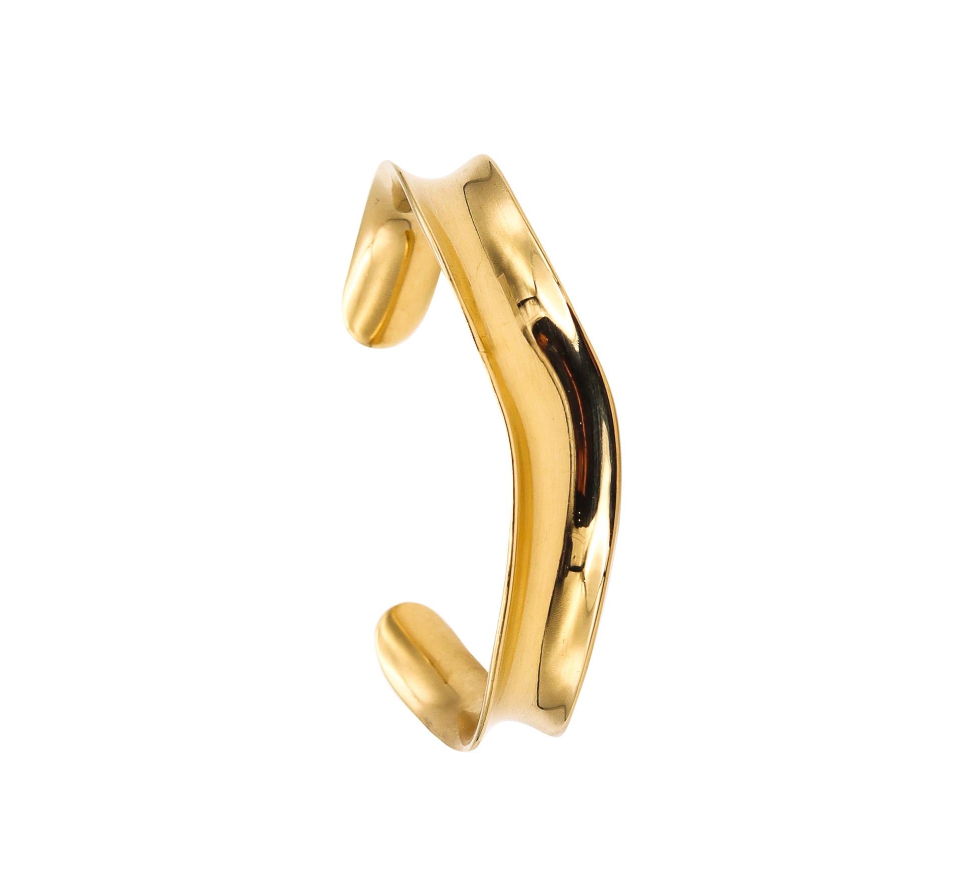 Tiffany & Co 1980 Angela Cummings Wave Cuff Bracelet In Solid 18Kt Yellow Gold For Sale 3
