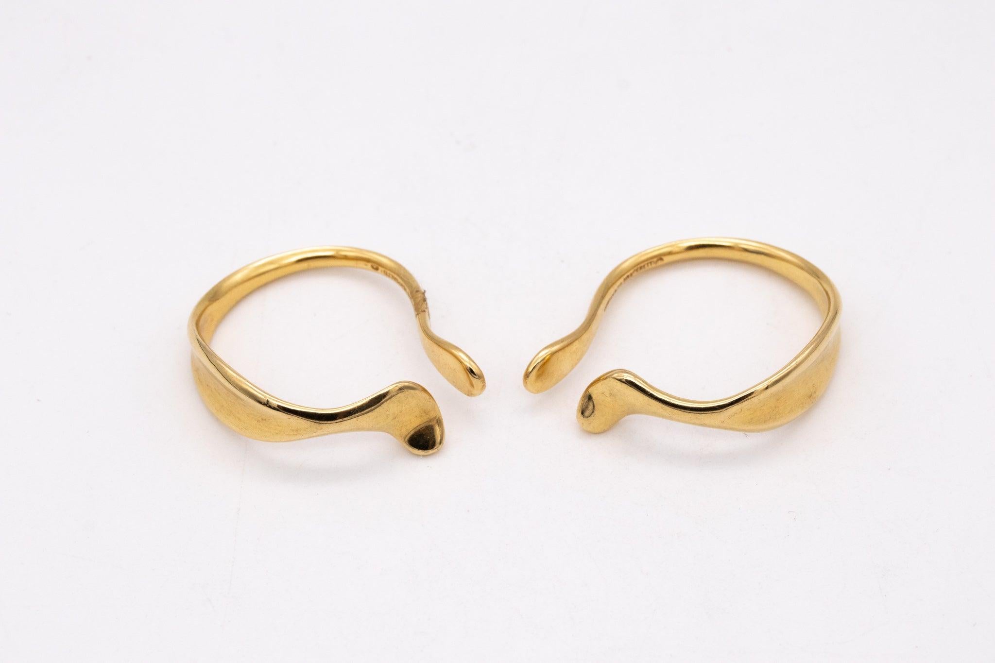 TIFFANY & CO. 1980 von Elsa Peretti Seltene Lilien Hoops Ohrringe aus massivem 18Kt Gold (Modernistisch) im Angebot