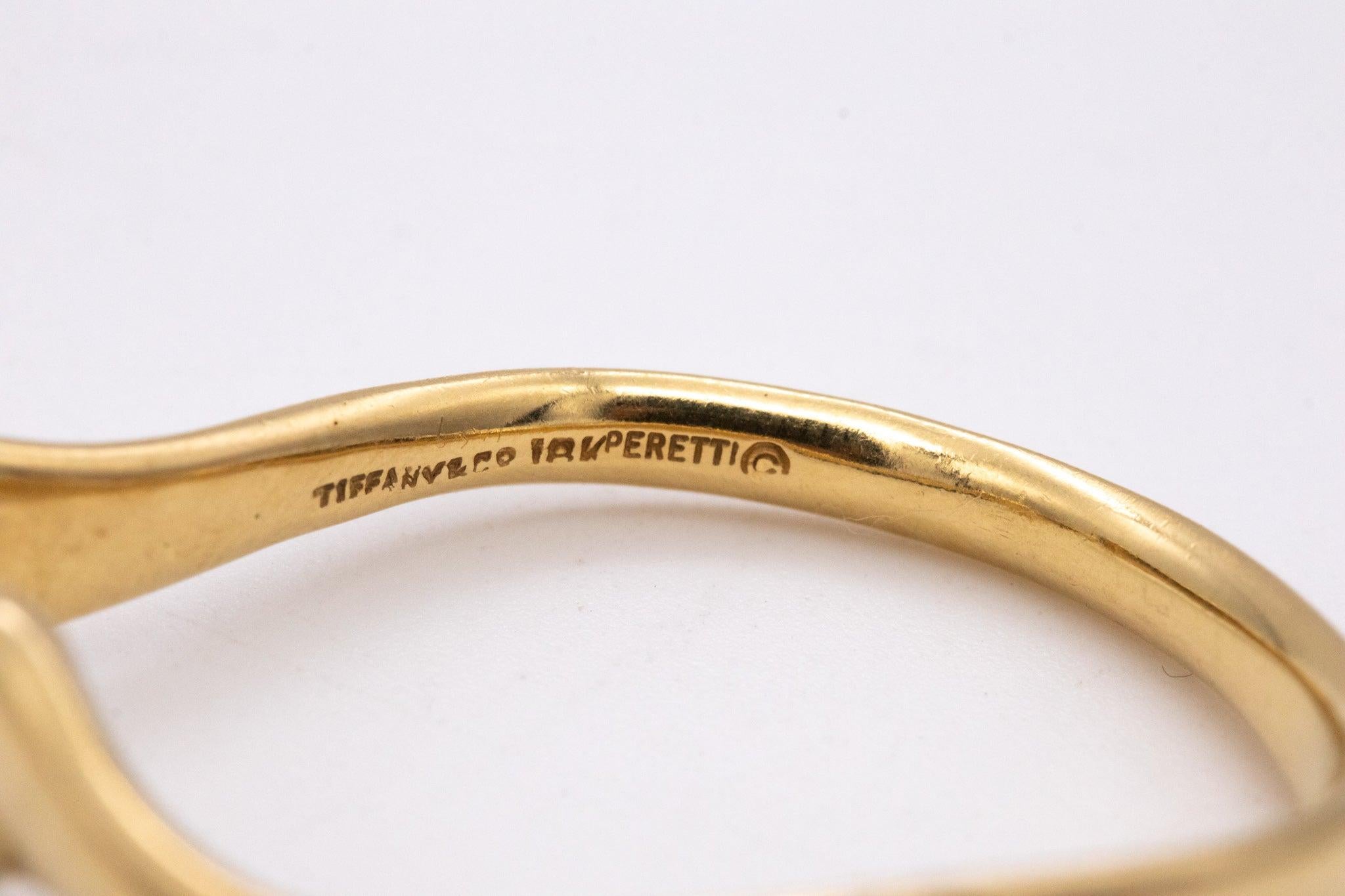 TIFFANY & CO. 1980 von Elsa Peretti Seltene Lilien Hoops Ohrringe aus massivem 18Kt Gold im Zustand „Hervorragend“ im Angebot in Miami, FL